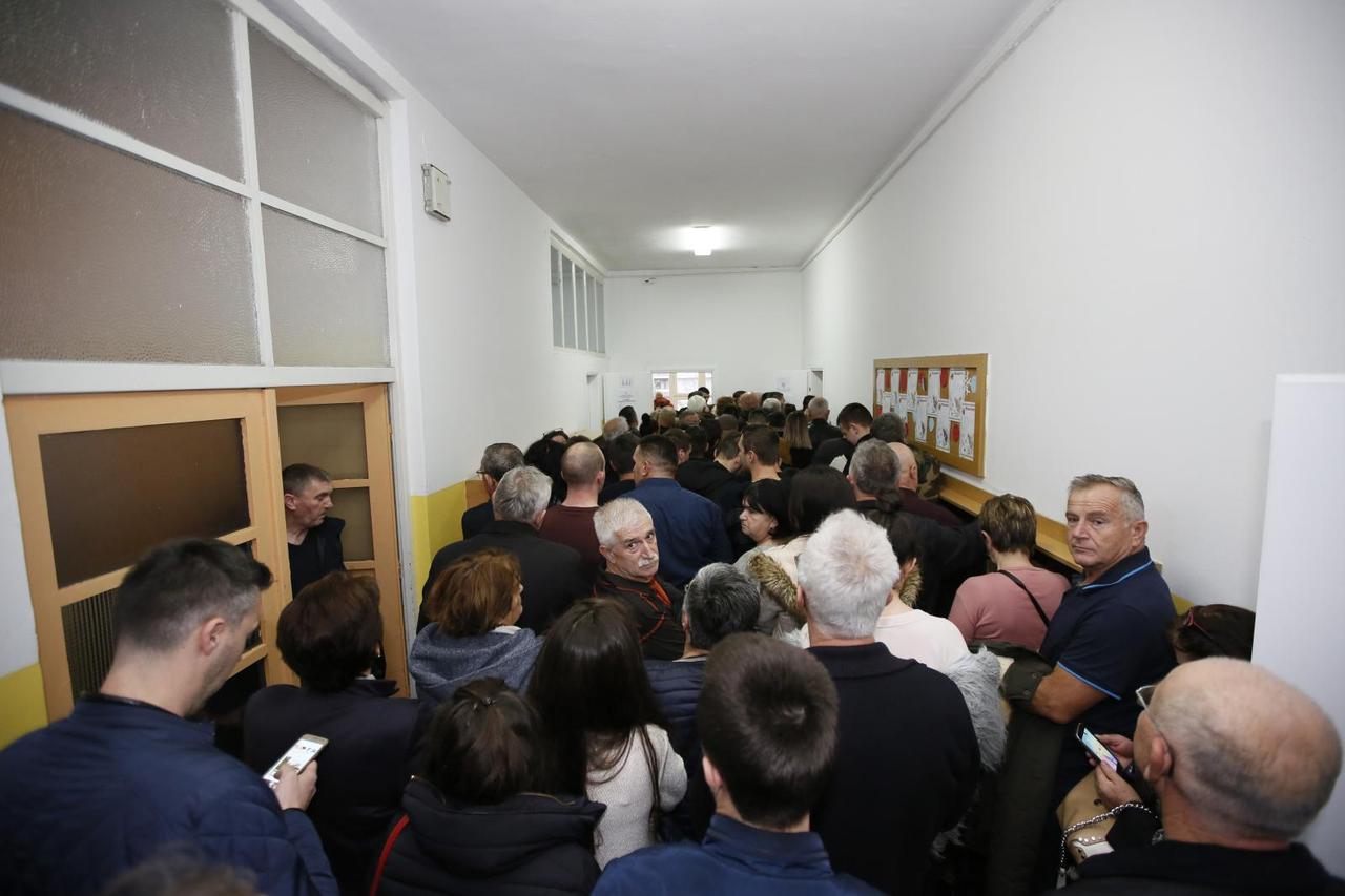 Građani čekaju na biralištu u Mostaru