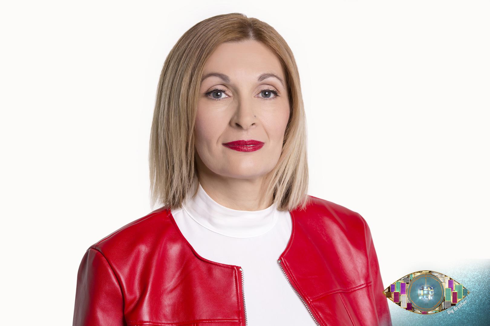 Bojana Lončarević dolazi iz Rijeke po zanimanju je kuharica, razvedena je i ima kćer za koju kaže da je ljubav njena života i mrzi ljude koji ne vole životinje, isprazne priče i trčanje za materijalnim stvarima je ne zanimaju. Priznaje da je bahata do srži.
