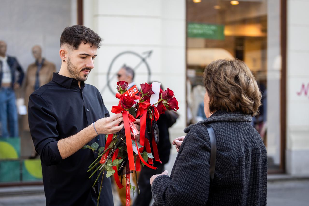 Zagreb: Niko Čuturić na špici podijelio ruže povodom Dana zena