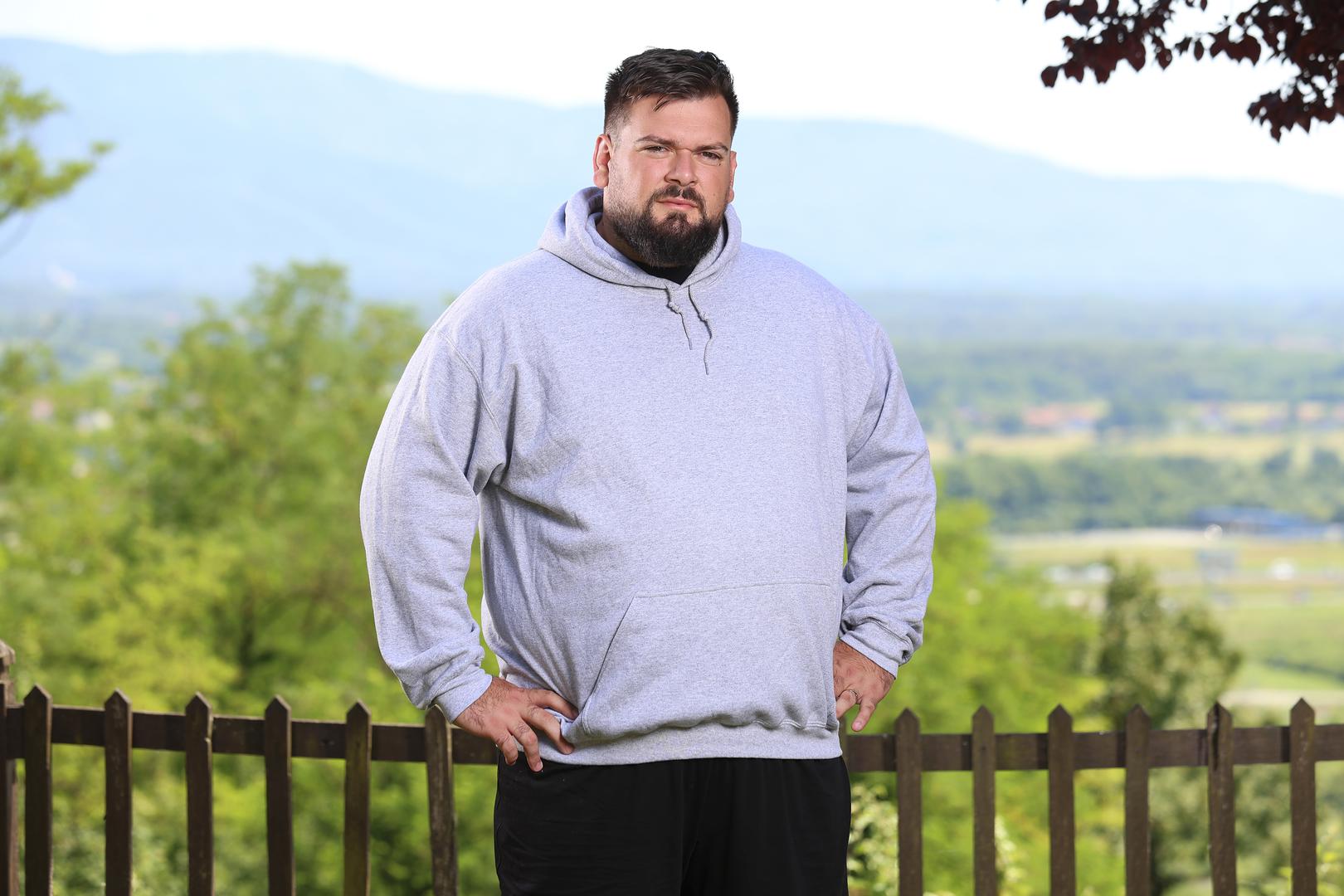 
Dominik ima 32 godine, dolazi iz Dugog Sela i radi kao fizioterapeut. Najviše je ponosan na svoju obitelj - otac je četvero djece koja su mu i najveći motiv za prijavu u show. Kad se pogledam u ogledalo, vidim jednog super lika, veselog i dragog, s velikim trbuhom posred tijela", kaže kroz smijeh, ali svjestan da taj 'detalj' mora nestati. Višak kilograma mu otežava svakodnevicu, posebno u trenucima s djecom. Volio bih koristiti neke sprave za igru s njima, npr. trampolin, ali ne mogu zbog prevelike težine. Ne mogu pratiti tempo koji mi zadaju moji klinci", iskreno priznaje. 