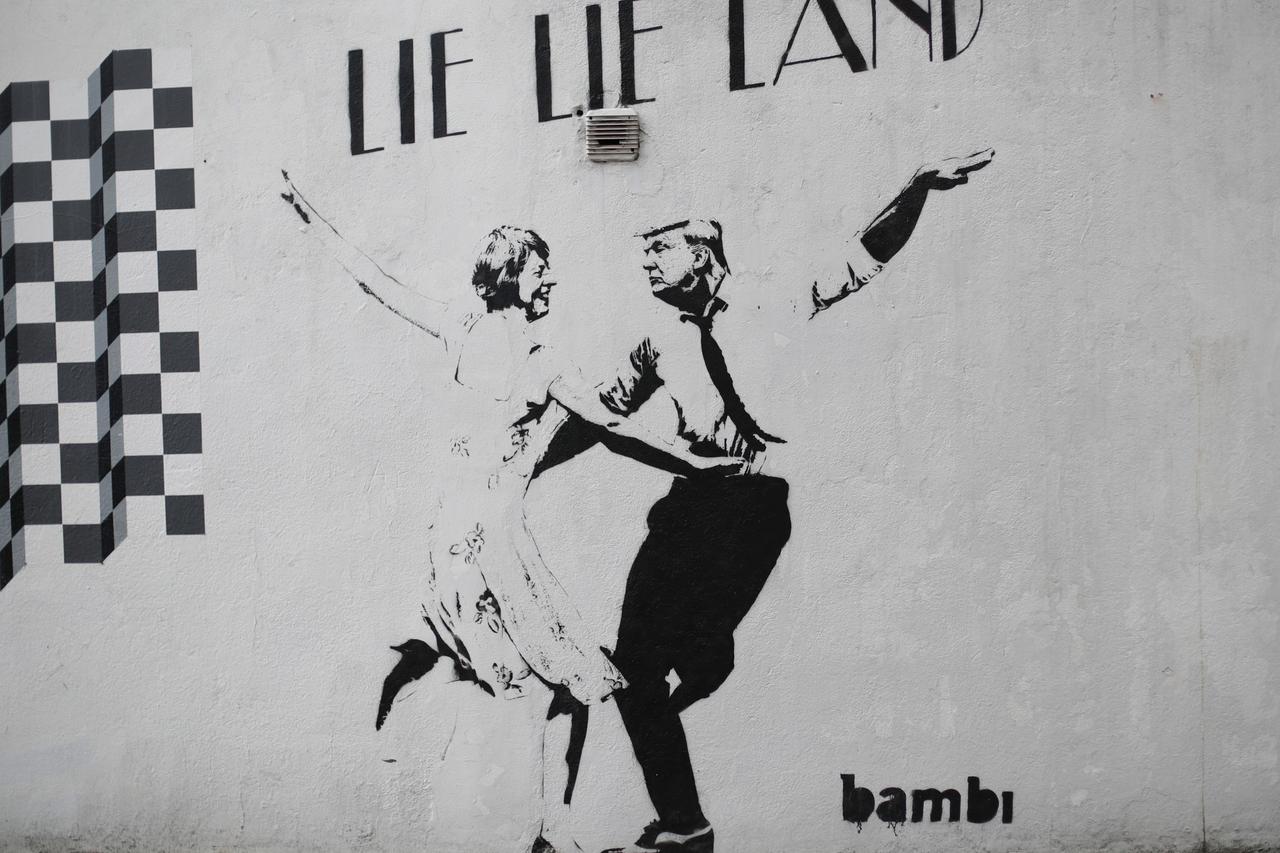 Donald Trump - Theresa May street art