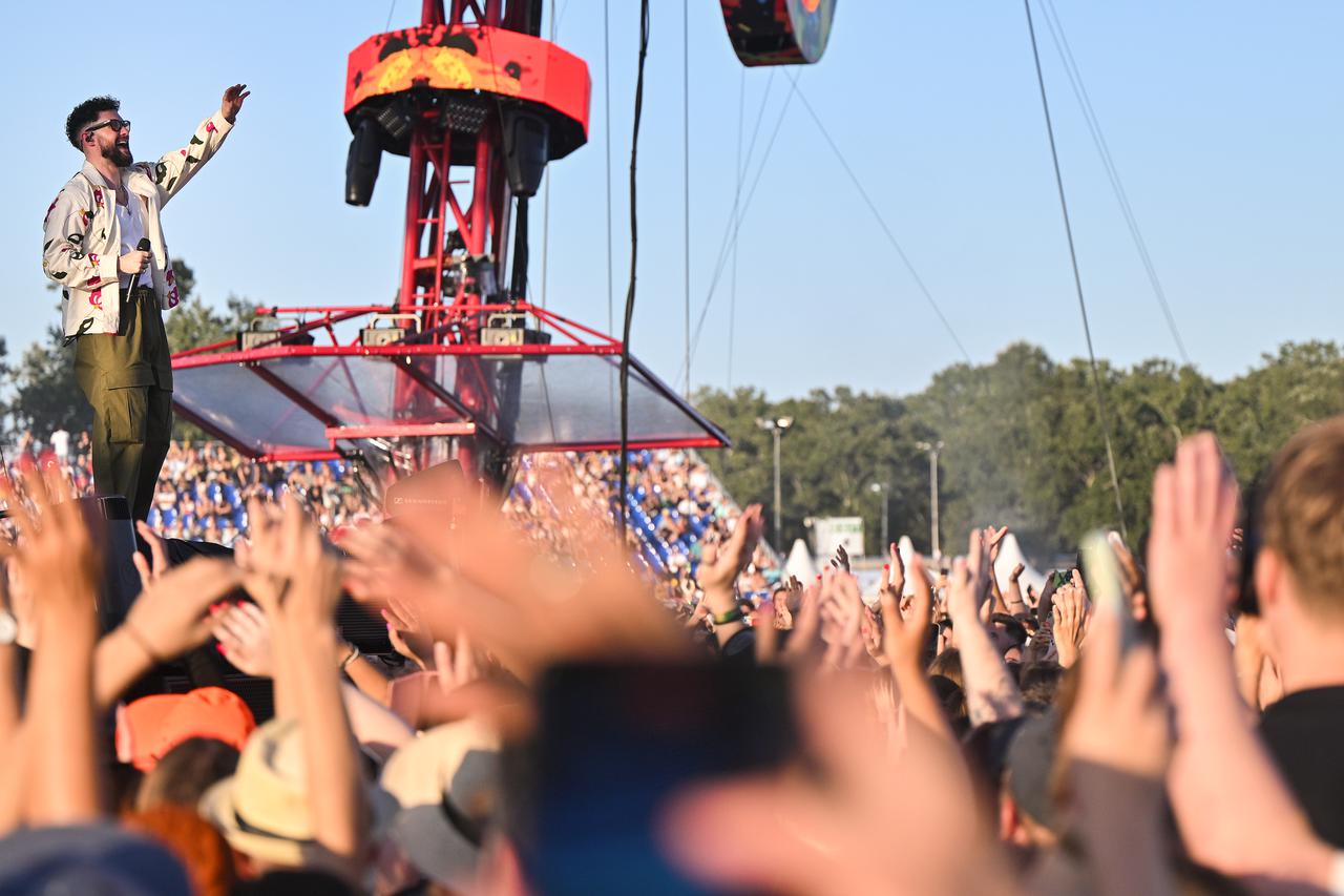 Zagreb: Dino Jelusić i Calum Scott nastupili prije koncerta Eda Sheerana