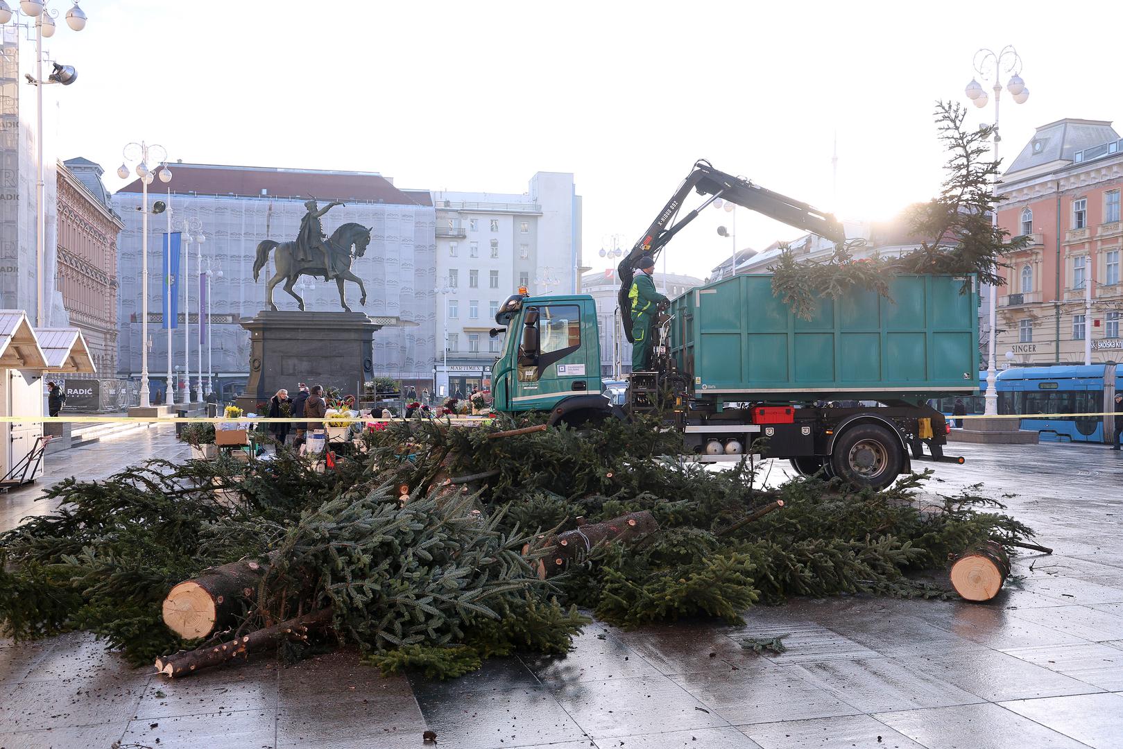 S bora su se prvo skinuli ukrasi, a onda su djelatnici Zrinjevca pomoću dizalice porezali sve grane i ostatke uklonili s Jelačić-placa. 