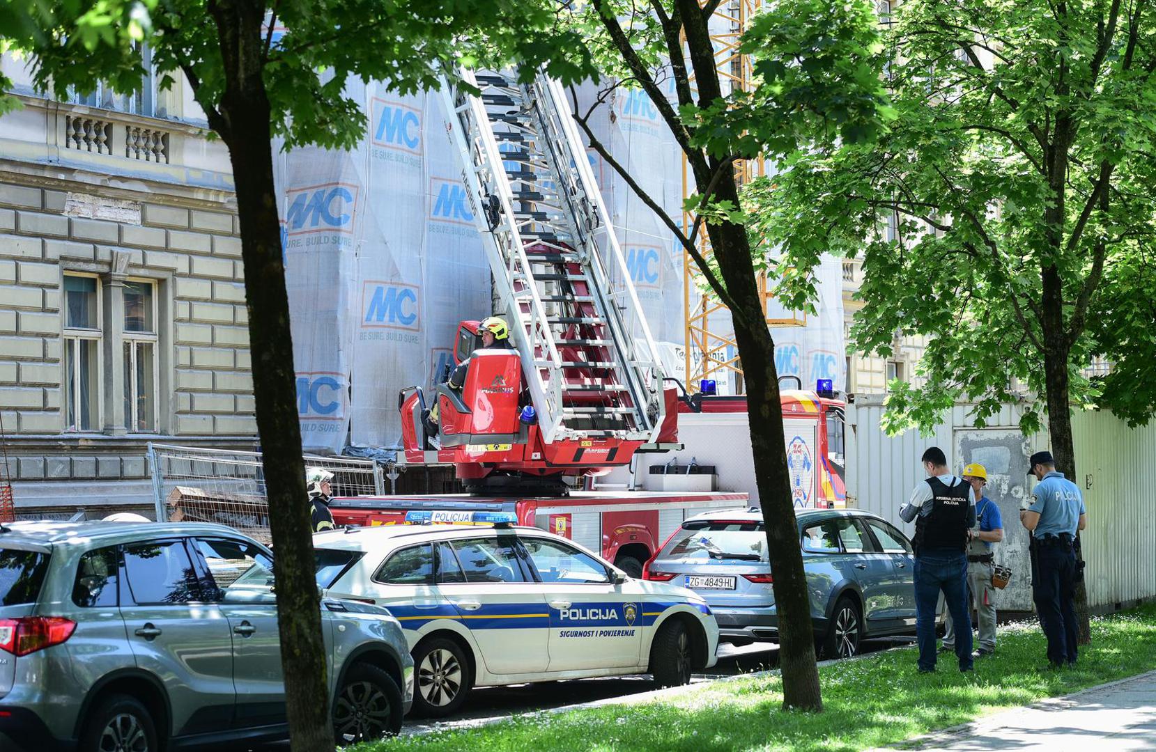25.5.2023., Zagreb - Prilikom radova na zgradi na Zrinjevcu radnik je ozlijedjen u eksploziji. Policija i vatrogasci na terenu.  Photo: Neva Zganec/PIXSELL