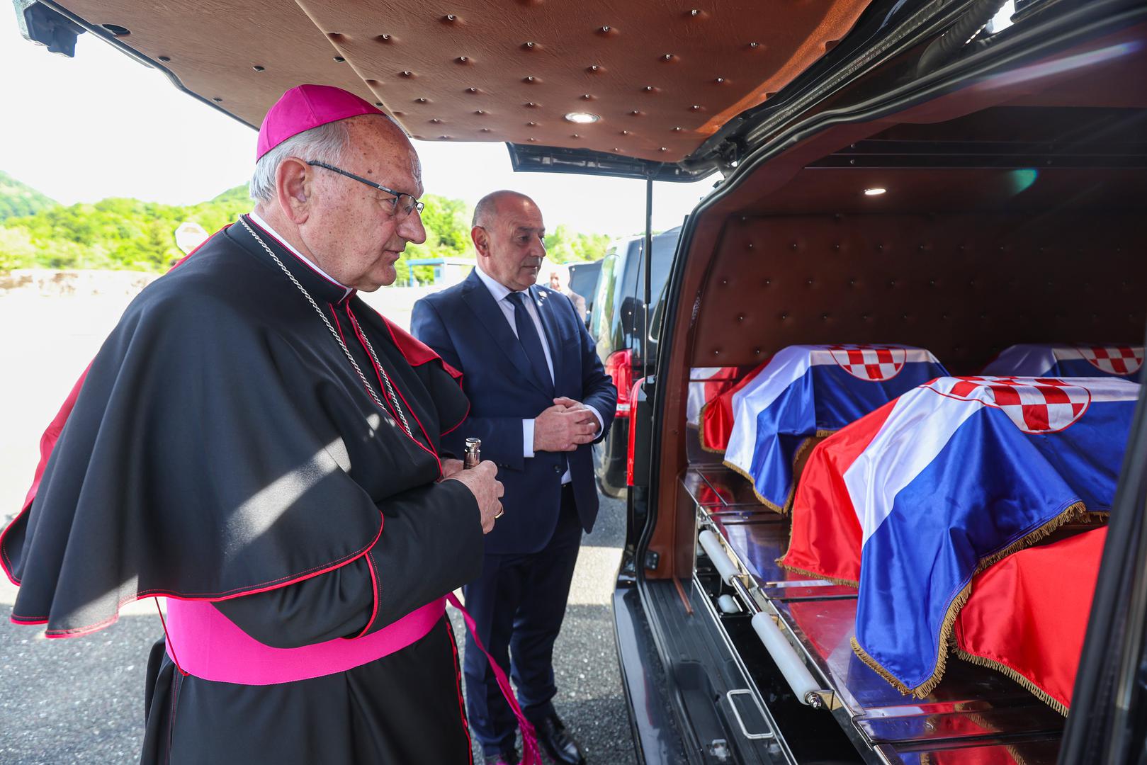 Predstavnici Hrvatske preuzeli su u srijedu na graničnom prijelazu Macelj posmrtne ostatke 500 hrvatskih žrtava iz vremena nakon završetka Drugog svjetskog rata, koje je Slovenija predala u sklopu prvog međudržavnog protokola primopredaje.

