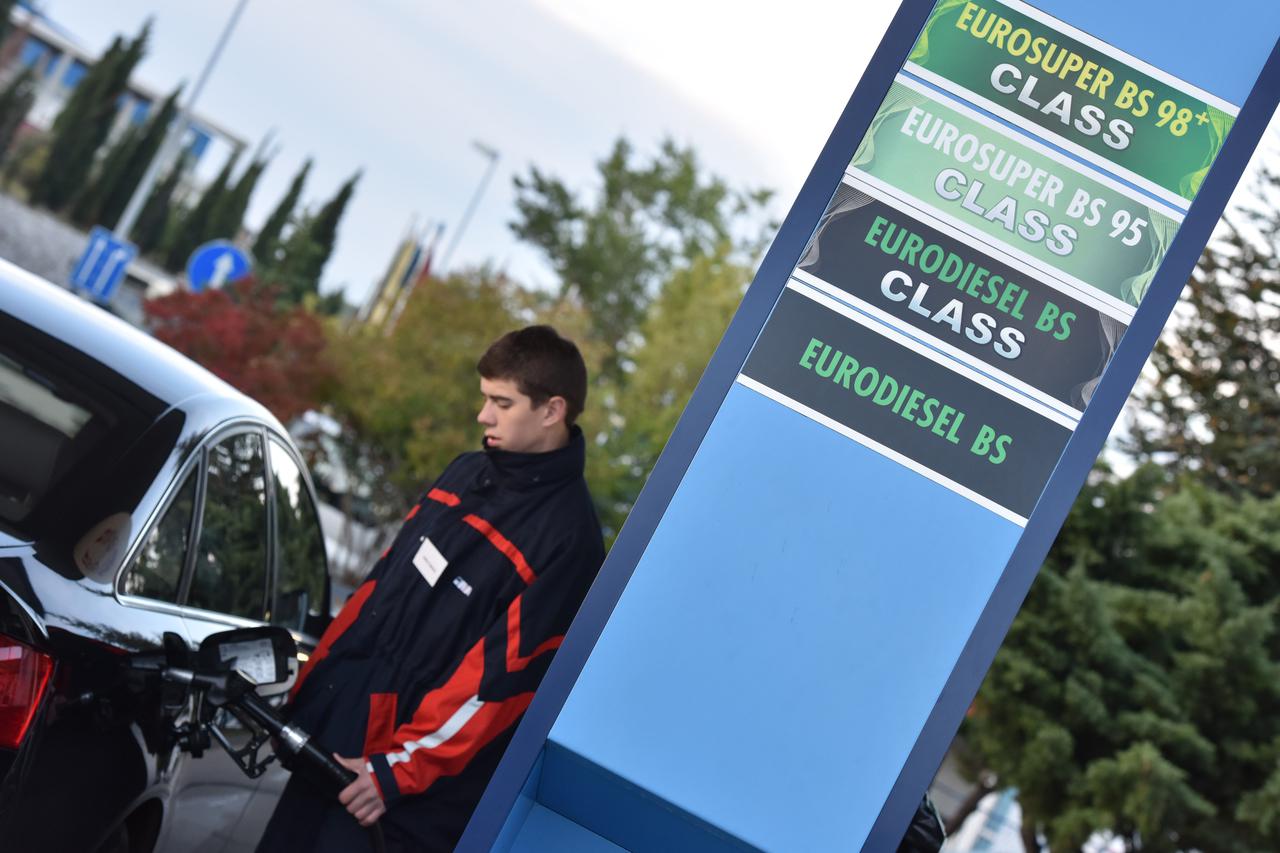 11.10.2016., Sibenik - Od ponoci na benzinskim postajama sirom Hrvatske nove znatno vece cijene goriva i autoplina. Photo: Hrvoje Jelavic/PIXSELL