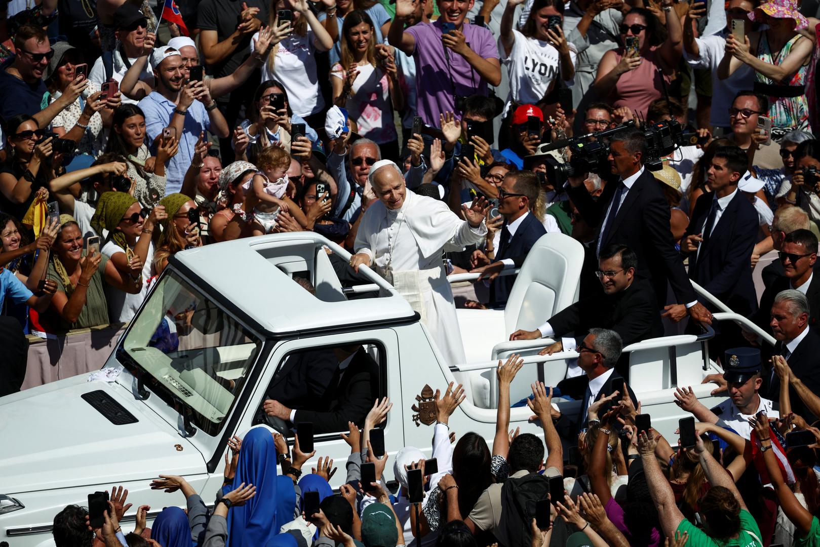 Posljednje počivalište novog sveca, gdje je Acutis pokopan odjeven u sportsku majicu, traperice i tenisice, postalo je popularno pobožno mjesto koje svakodnevno privlači tisuće vjernika.