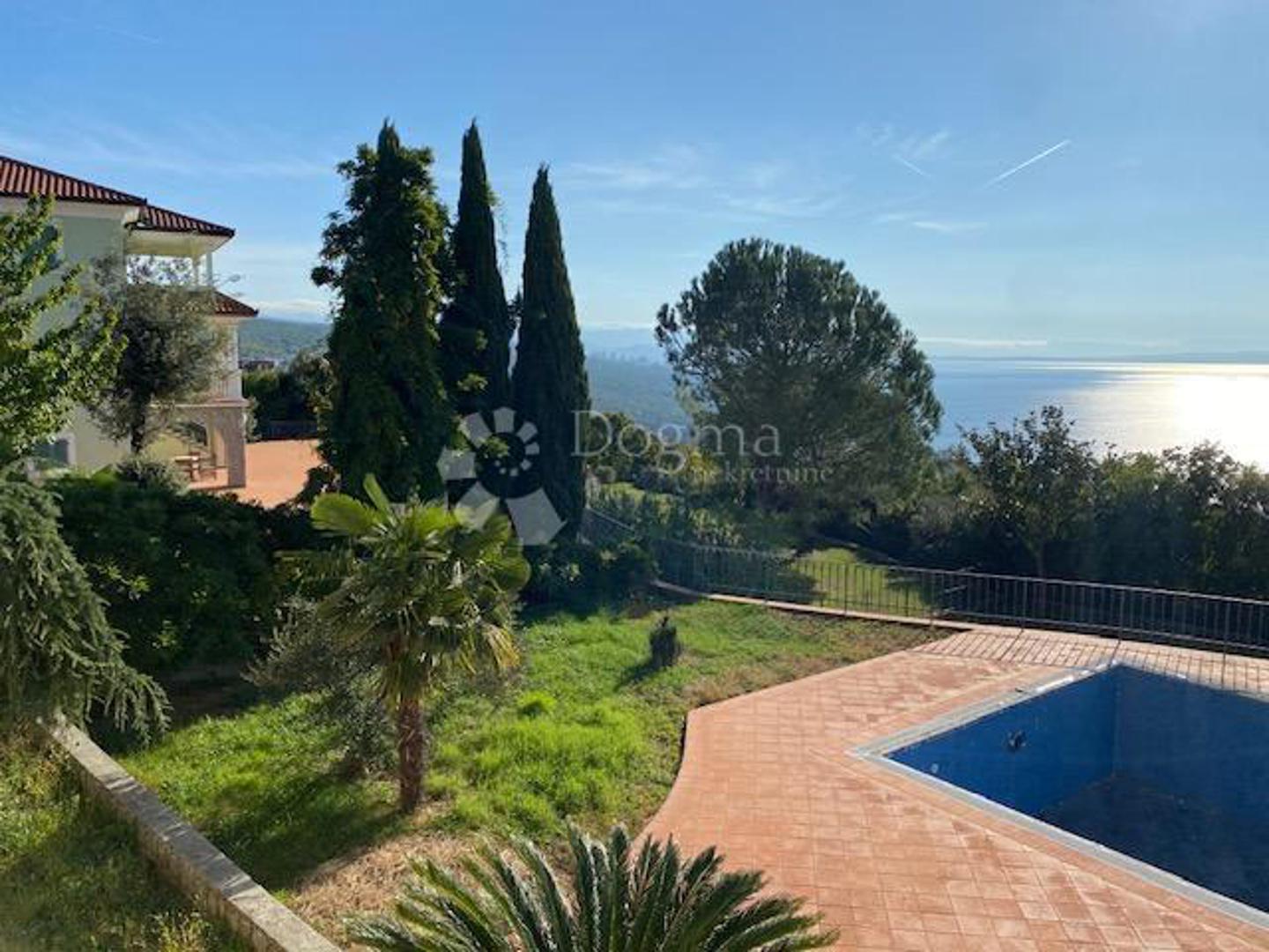 Kako se navodi, s ove lokacije pogled obuhvaća Cres, Krčki most, šume, planinu Učku te skijalište Platak – sve „kao na dlanu”.