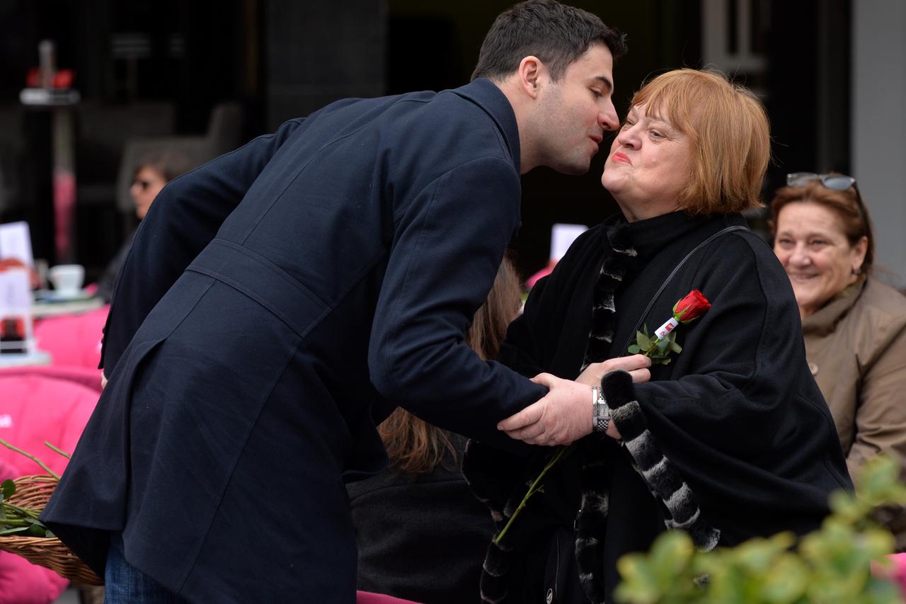 08.03.2016., Zagreb - Davor Bernardic povodom Medjunarodnog dana zena na Cvjetnom trgu dijelio je ruze te sreo bivsu ministricu graditeljstva i prostornog uredjenja Anku Mrak-Taritas i njoj poklonio ruzu.  Photo: Marko Lukunic/PIXSELL