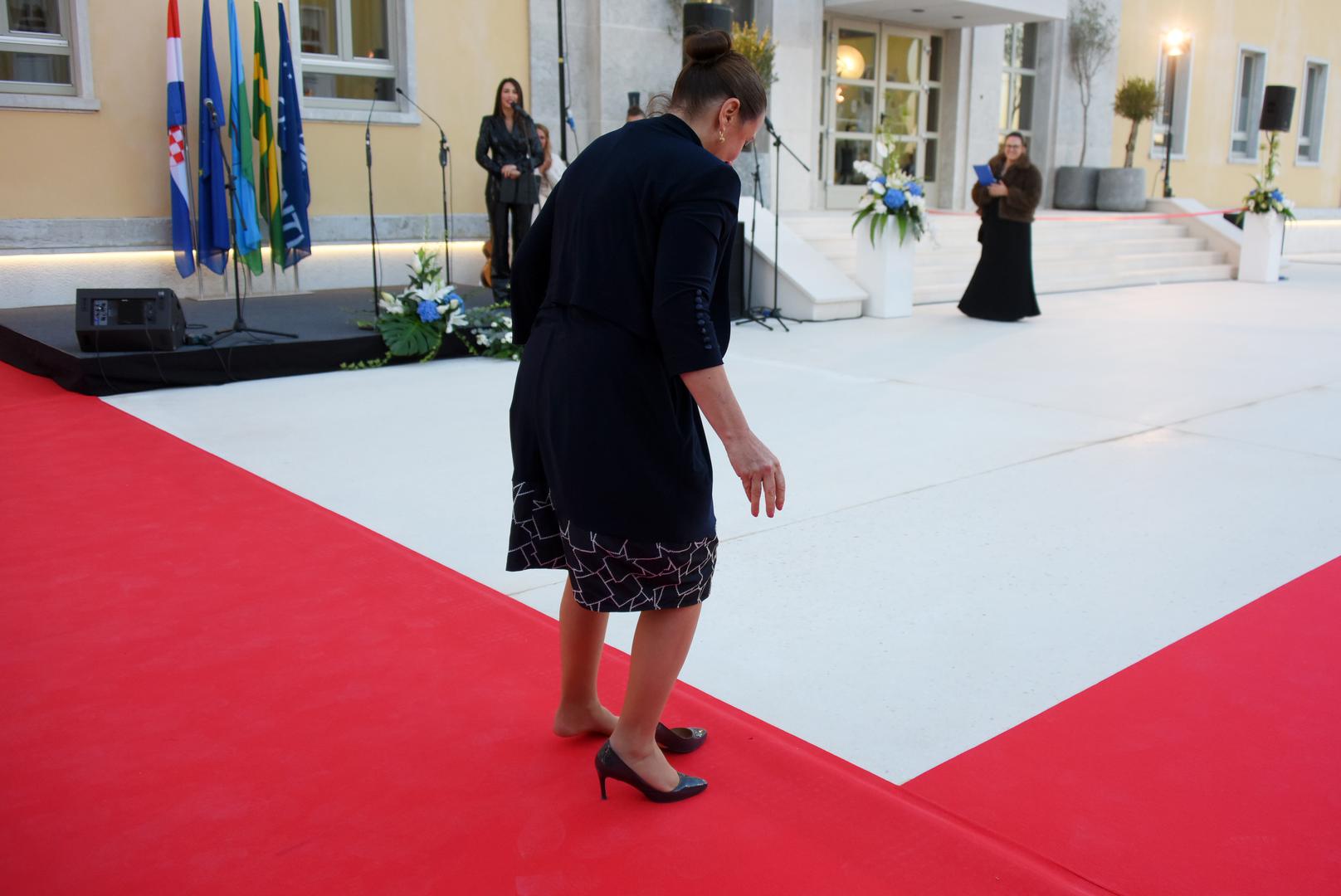 Ministrici zdravstva Ireni Hrstić nešto je zasmetalo u cipeli na otvorenju hotela u Puli pa ju je stoga morala izuti, a kamere su uhvatile trenutak koji je nasmijao mnoge.