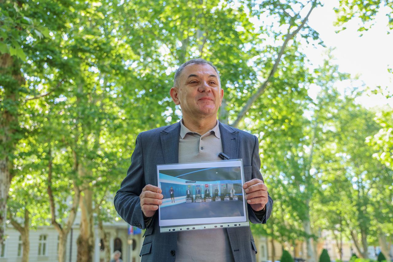 Zagreb: Golubovi pretražuju vrećice smeća na Splavnici