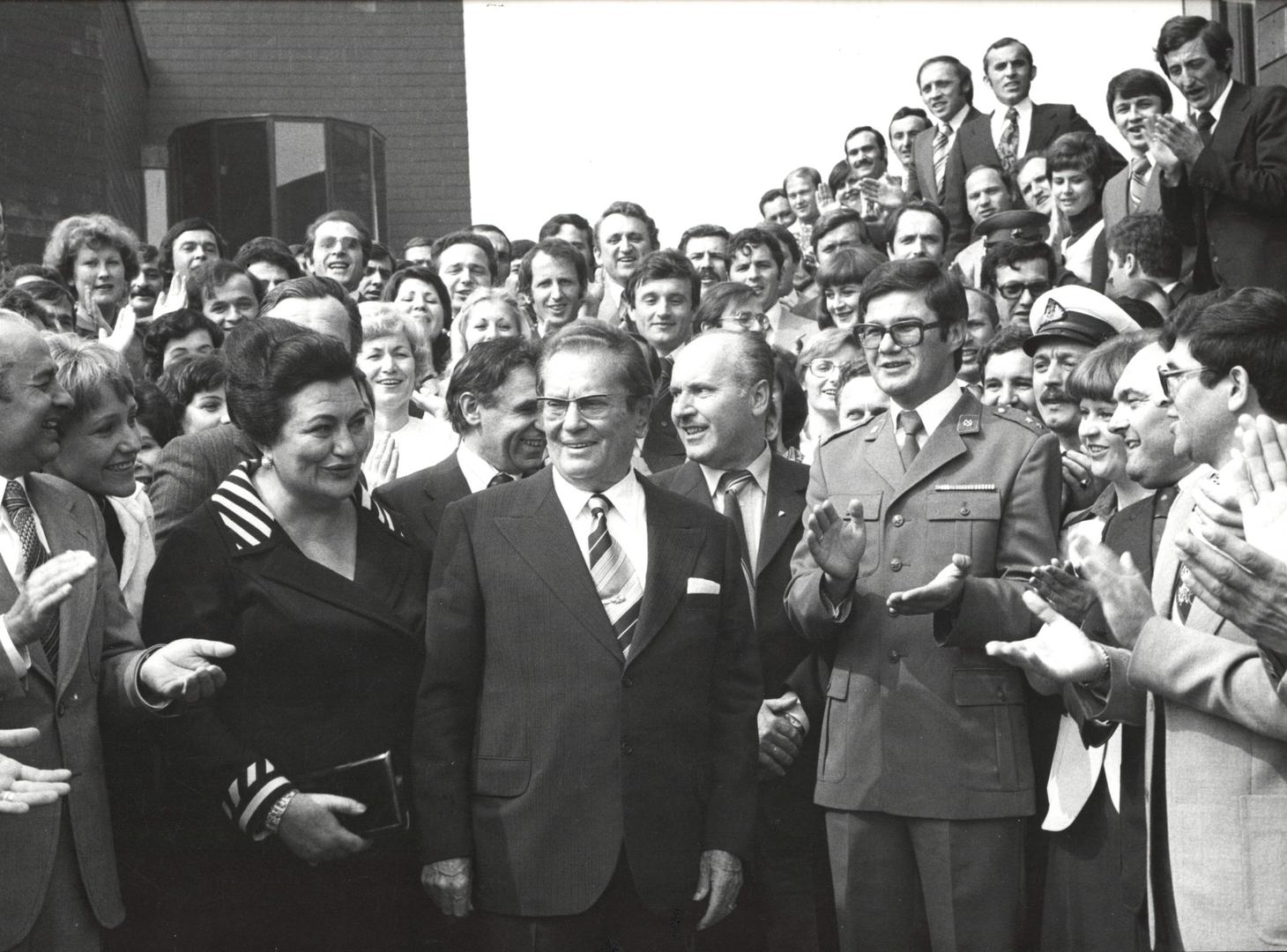 Tito i Jovanka s polaznicima Političke škole Kumrovec 26. ožujka 1977. godine