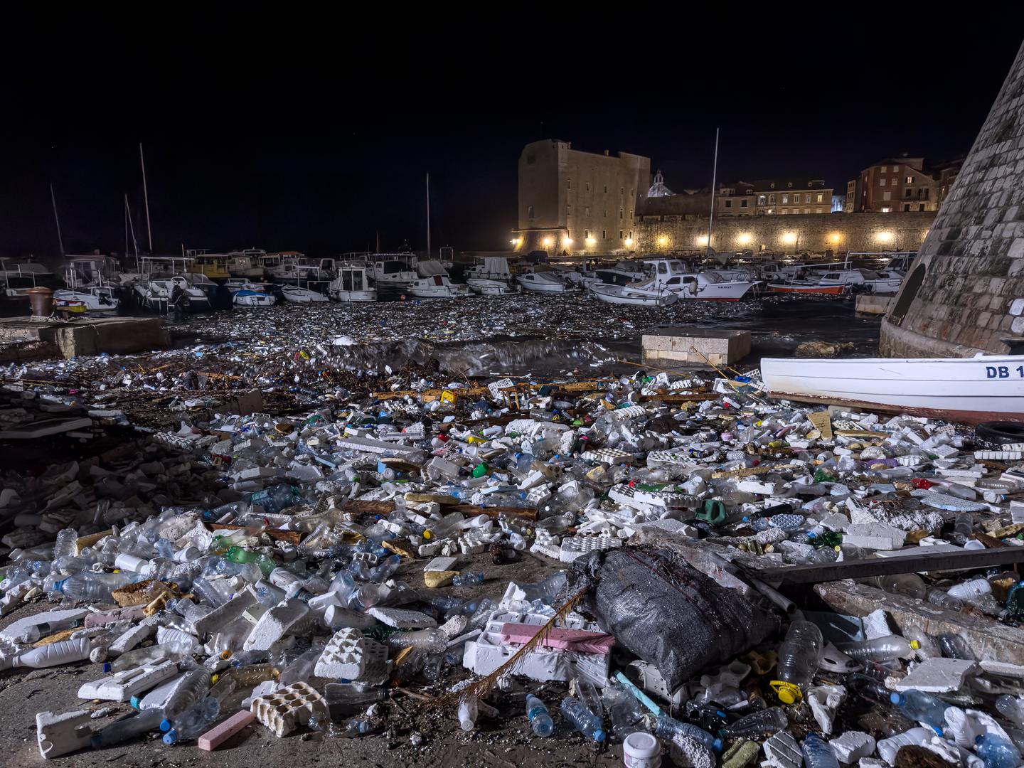 Velike količine smeća i plastike nanesene su jakim jugom u staru gradsku luku u Dubrovniku.