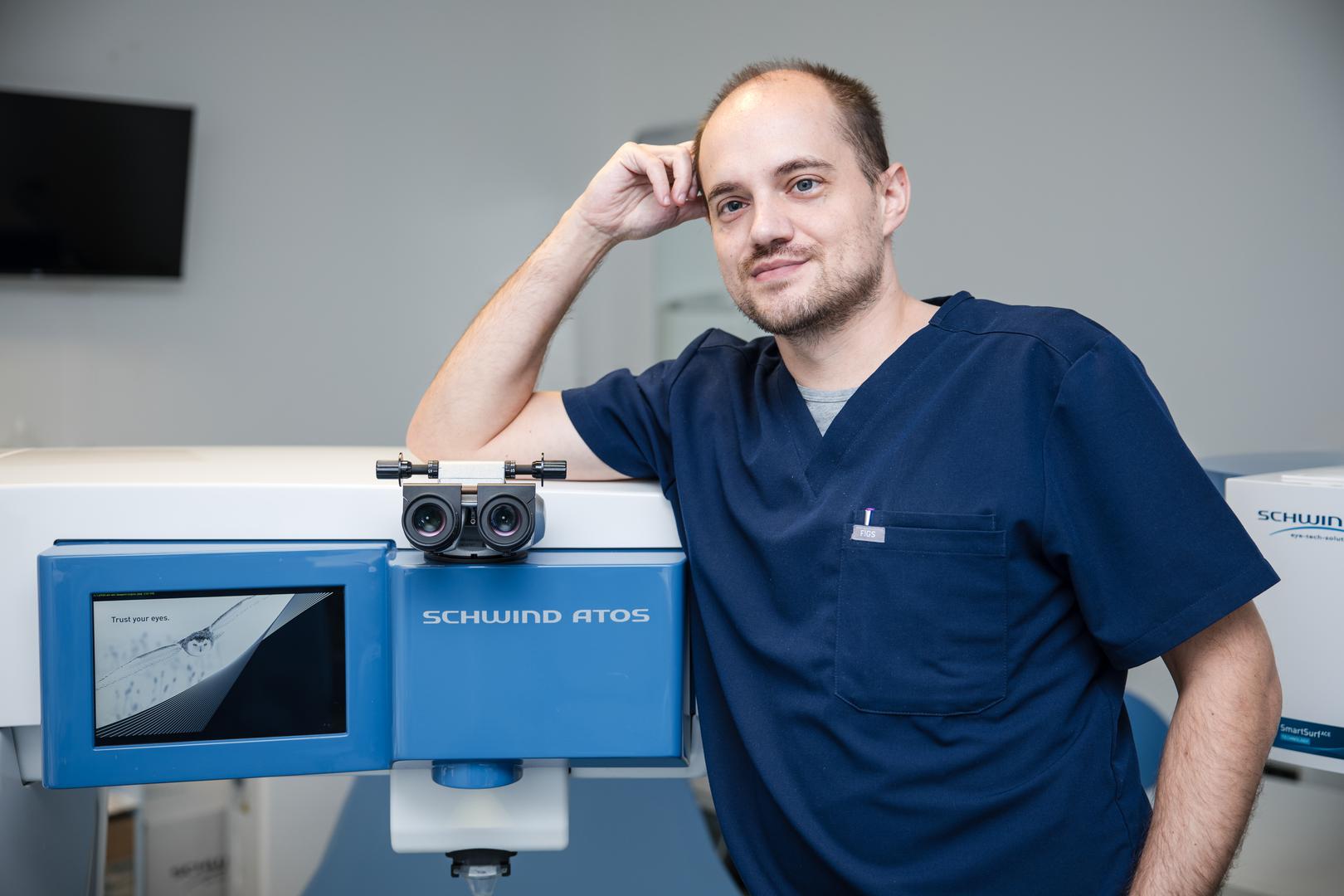 dr. Ivan Gabrić ispred uređaja za 3. generaciju laserskog skidanja dioptrije kompanije Schwind