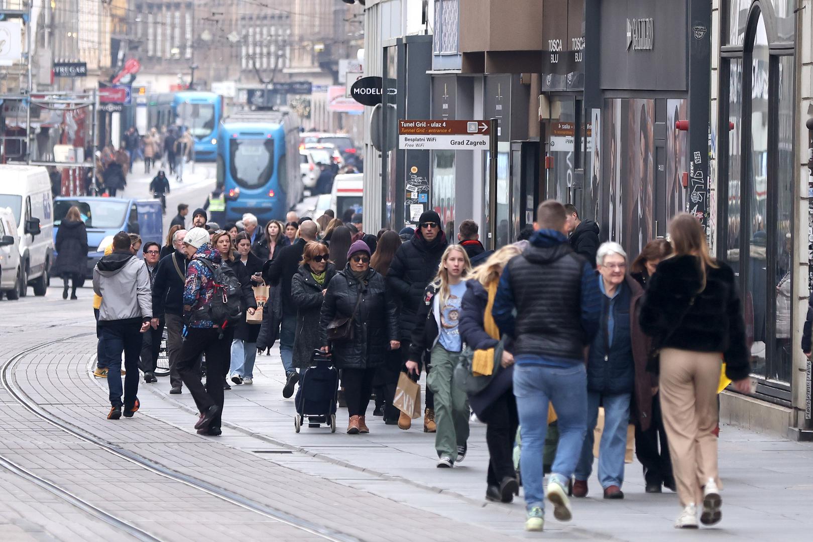 22.12.2023., Zagreb - Zadnjeg radnog dana pred blagdanski produzeni vikend stanje u centru grada je kaoticno, kako u pjesackim zonama tako i u automobilskom i javnom prometu. Za sve one koji niti ove godine nisu uspjeli panirati sve obveze prije guzvi savjet je da cuvaju zivce i iduce godine vise pozornosti posvete planiranju. Photo: Patrik Macek/PIXSELL