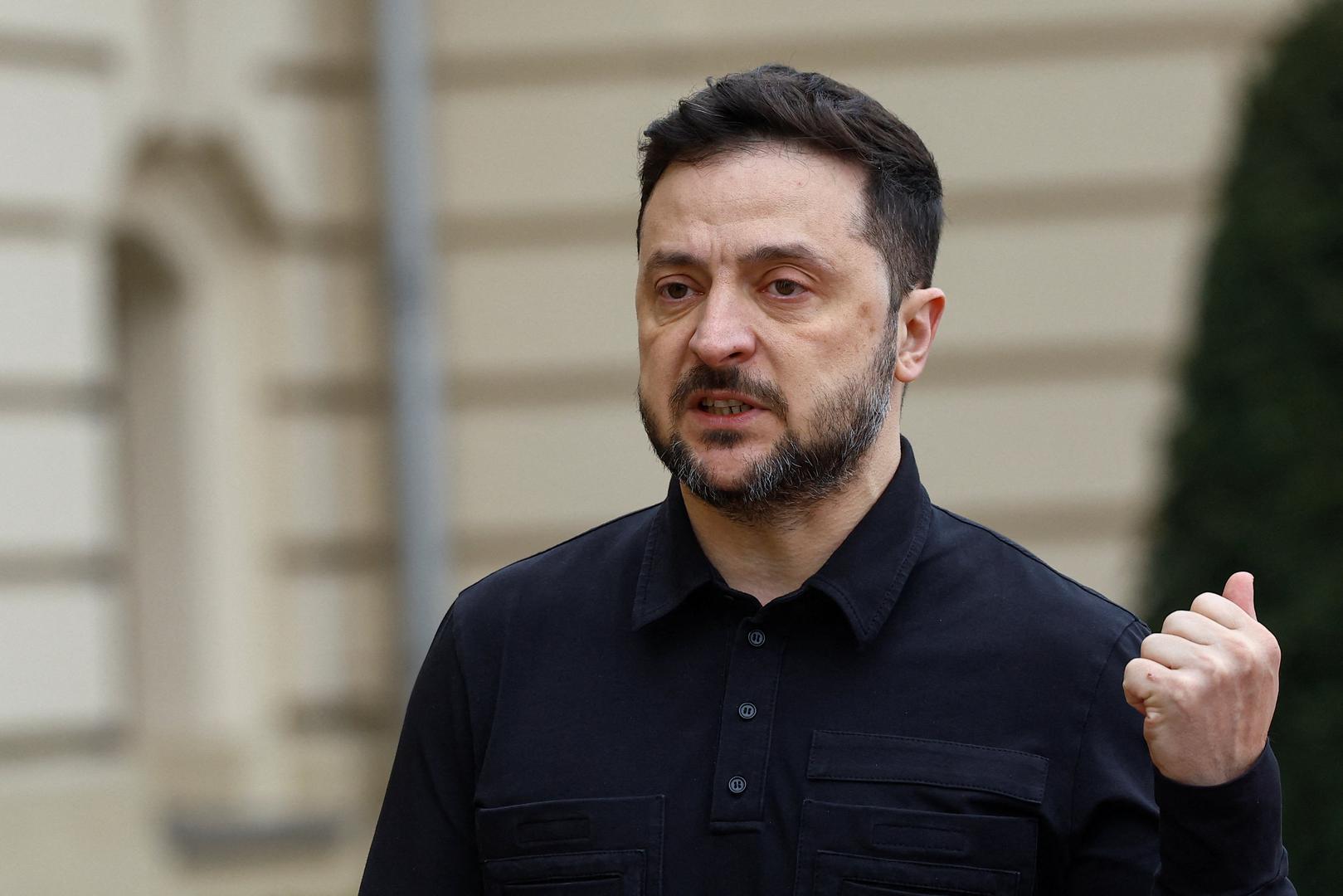 Na licu su vidljive duboke bore, posebno na čelu, podočnjaci su izraženiji, a pogled umoran i stvrdnut. 