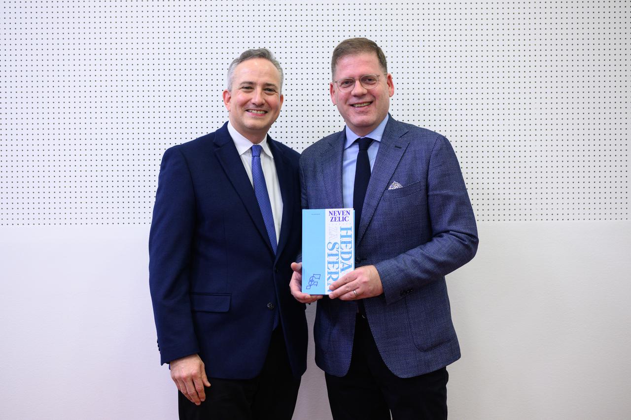 U velikoj dvorani Ameria centra odrzana je promocija knjige Nevena Zelica - Heda Stern: Potraga za srecom,