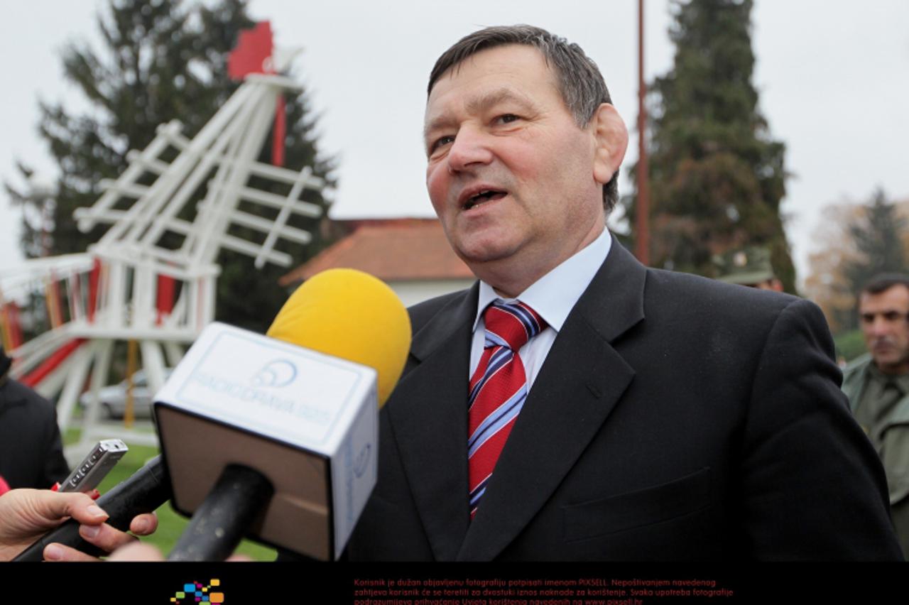 '19.11.2012., Koprivnica - General Mladen Markac posjetio je novinara Podravkinog biltena i suborca Mladena Pavkovica i strpljivo odgovarao na pitanja novinara. Zatim je otisao u Hlebine posjetiti rat