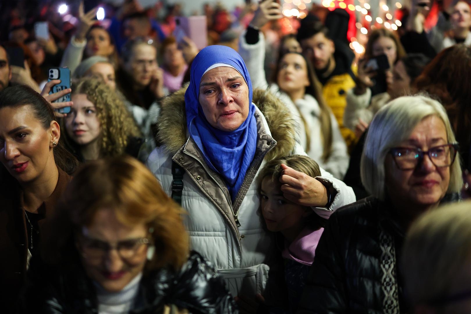 Nakon vijest o smrti Halida Bešlića, brojni građani Sarajeva i drugih gradova spontano su se počeli okupljati ispred Doma mladih u glavnom gradu Bosne i Hercegovine. 