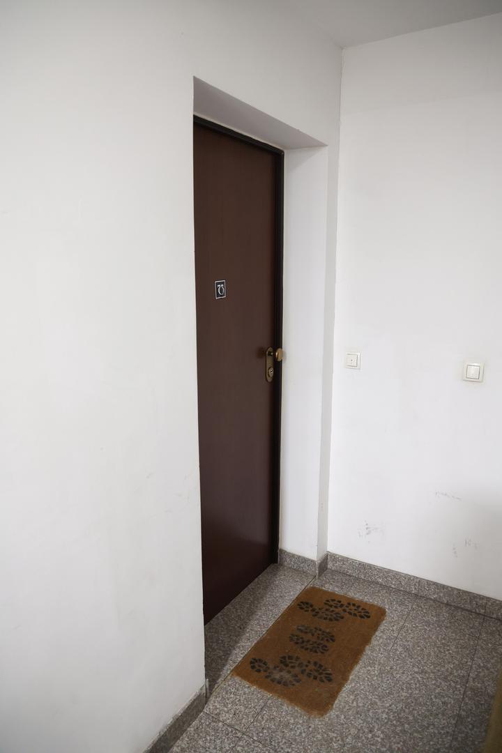 15.01.2025., Zagreb - Tea Franic, HDZ-ovka iz stozera Dragana Primorca koja se nasla u sredistu pozornosti zbog kontroverznih istupa i pravnih problema, zakljucala se u stanu nakon sto joj je policija sinoc pozvonila na vrata. Naime, dosli su je privesti nakon sto joj je opozvana uvjetna kazna zbog neispunjavanja obveza psihijatrijskog lijecenja. Sinoc joj je stigao dostavom pileci hamburger koji je platila online i koji je od sinoc kraj vrata stana. Photo: Igor Kralj/PIXSELL