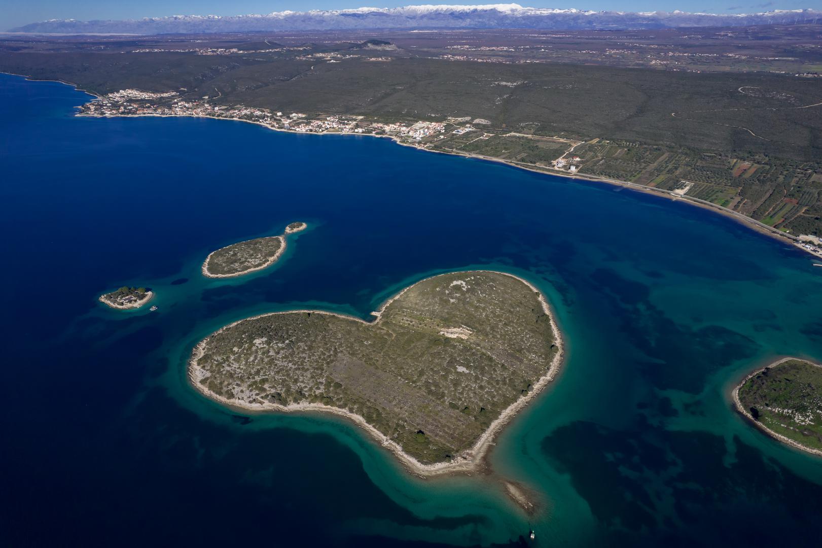 Nakon vijesti da će se mali dio otoka prodati, za ogromnih 11 milijuna dolara, predstavnik vlasnika istaknuo je samo neke od poznatih faca koje su posjetile otok. Reutersu su rekli: ‘Beyoncé je imala proslavu svog 39. rođendana na otočiću i tamo je nekoliko dana ili čak tjedana svake godine, Michael Jordan je bio tamo prošle godine, Jeff Bezos također, slavnih osoba u tom kraju ne nedostaje’. 