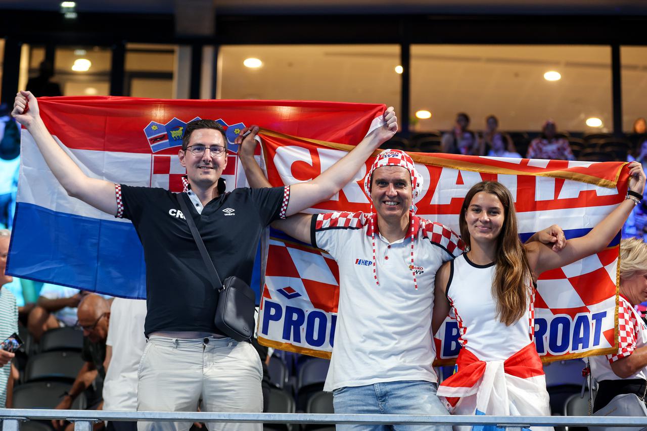 
Pariz: Hrvatski navijači uoči finala u vaterpolu između Srbije i Hrvatske