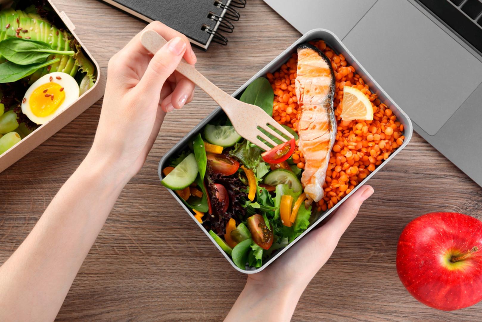 Stručnjaci naglašavaju da nije važno samo jesti više proteina, nego birati kvalitetne izvore i ravnomjerno ih rasporediti tijekom dana. Prema aktualnim prehrambenim smjernicama, piše Everyday Health, preporučeni dnevni unos za žene srednje dobi može iznositi približno 1,2 do 1,6 grama proteina po kilogramu tjelesne mase. Za ženu tešku oko 68 kilograma to bi značilo otprilike 80 do 110 grama proteina dnevno.
