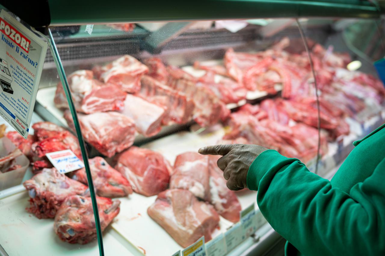 Zagreb: Velika potražnja za mladim lukom i rotkvicama na tržnici Dolac