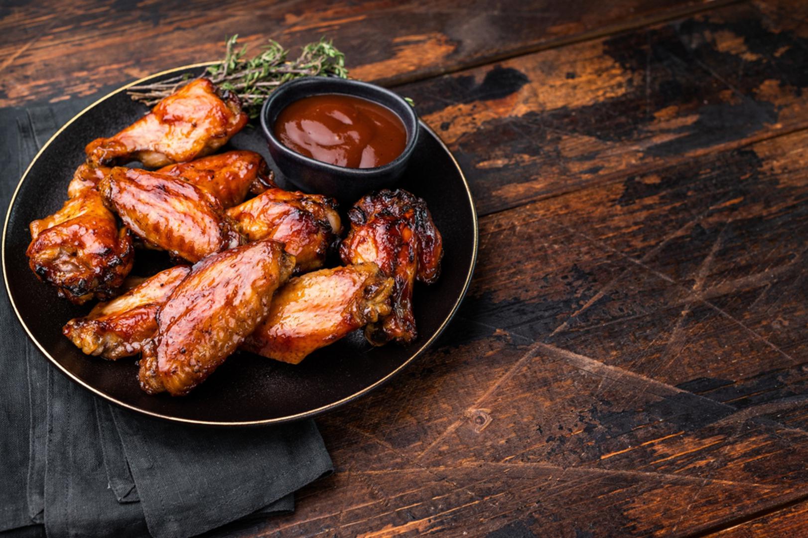 Koža piletine i puretine: Koža peradi sadrži dosta vezivnog tkiva, a time i kolagena. Zbog toga se upravo iz pilećih dijelova, posebno kože i hrskavice, često dobivaju kolagenski pripravci. Ako jedete piletinu, izbor dijelova s kožom znači i više prirodnog kolagena u obroku. Naravno, važno je pripremu prilagoditi vlastitim prehrambenim navikama i zdravstvenim ciljevima.