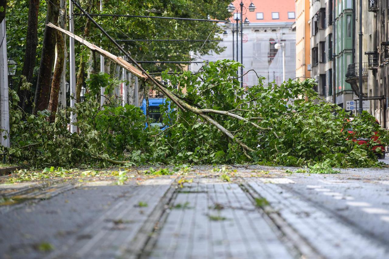 POGLED IZ ZRAKA - Zagreb: Uklanjanje dizalice koja se srušila i zabila u asfalt