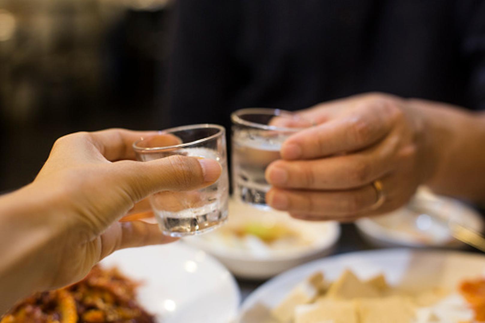Neki misle kako je dobro piti alkohol za vrijeme prehlade, ali istina je potpuno drugačija. Naime, alkohol može bitno utjecati na imunitet i dodatno ga oslabiti, ali jednako tako može dovesti i do dehidracije. 