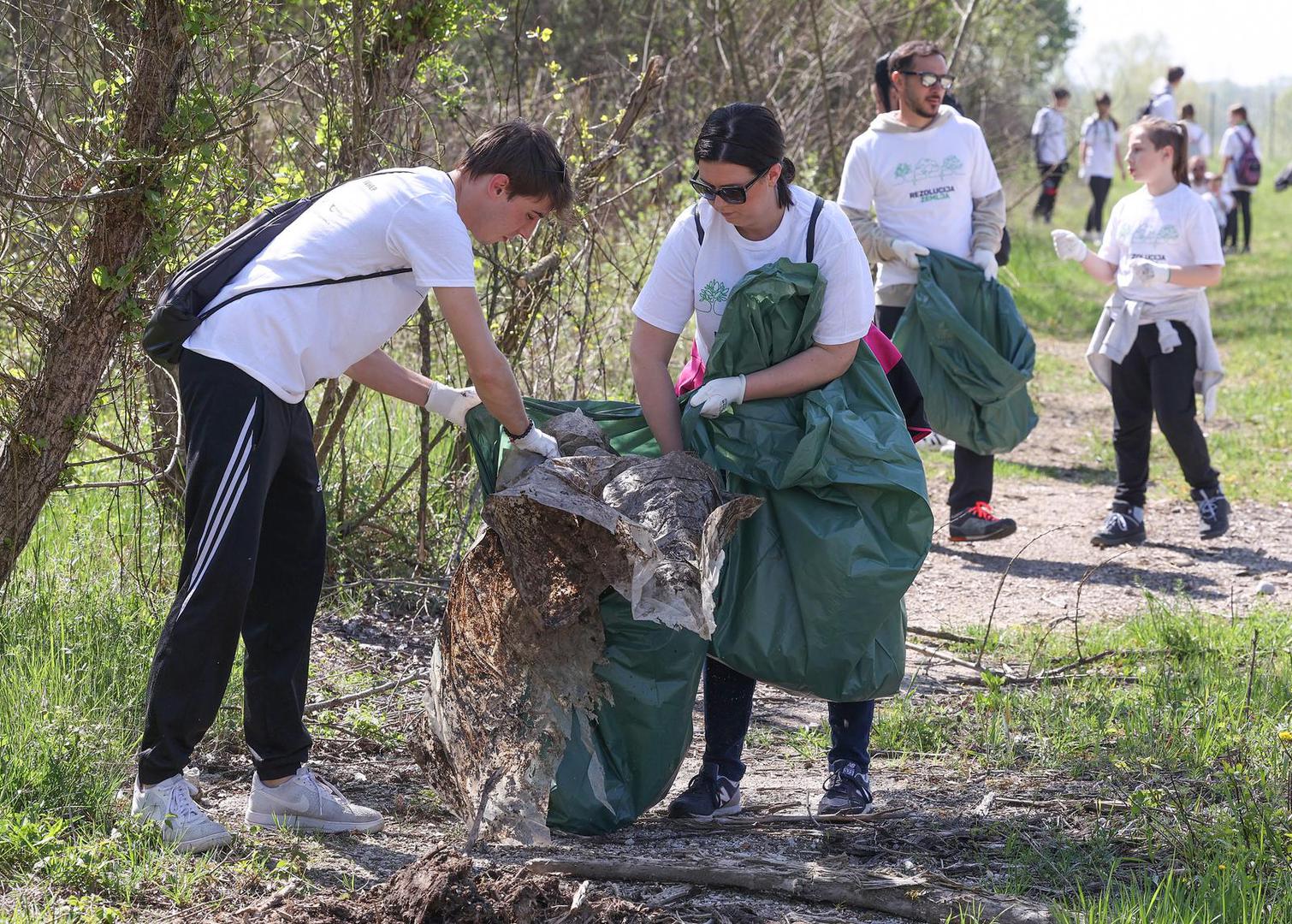 22.04.2023., Samobor, Oresje - Akcija Vecernjeg lista Rezolucija zemlja. Centralni dogadjaj akcije na dan planeta Zemlje ciscenje oko jezera Oresje. Photo: Marko Prpic/PIXSELL