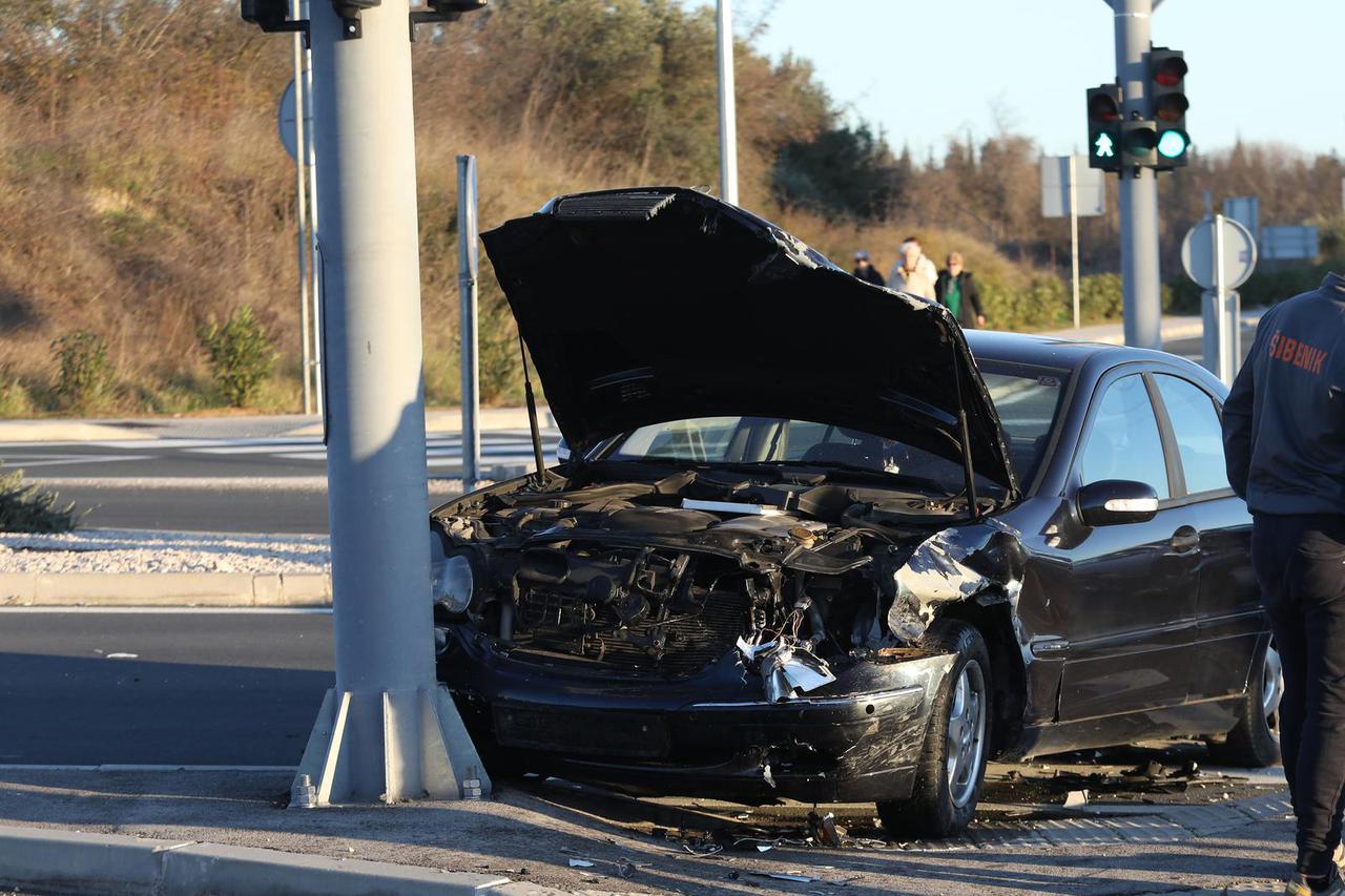 Šibenik: Jedna osoba ozlijeđena u sudaru dva automobila 