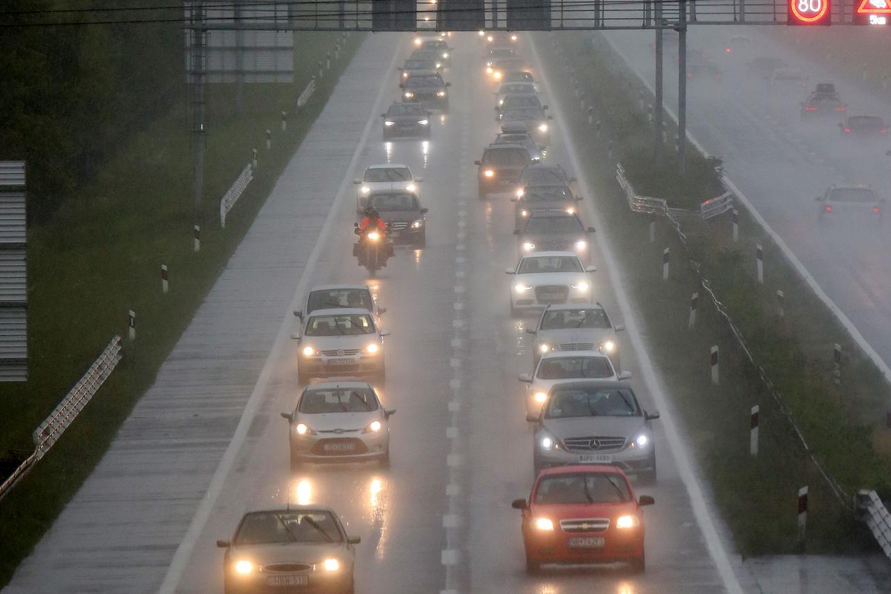 Donja Zdenčina: Zbog smjene turista i obilne kiše, na autocesti se stvaraju kolone