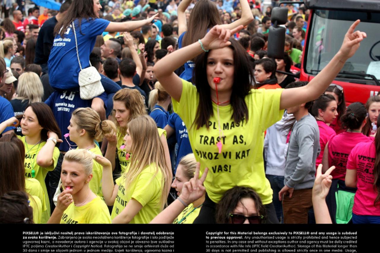 '17.05.2013., Zagreb - Okupljanje ucenika zavrsnih razreda srednjih skola na Trgu bana Jelacica od kuda ce krenuti na proslavu zavrsetka skolovanja na Bundeku.  Photo: Patrik Macek/PIXSELL'