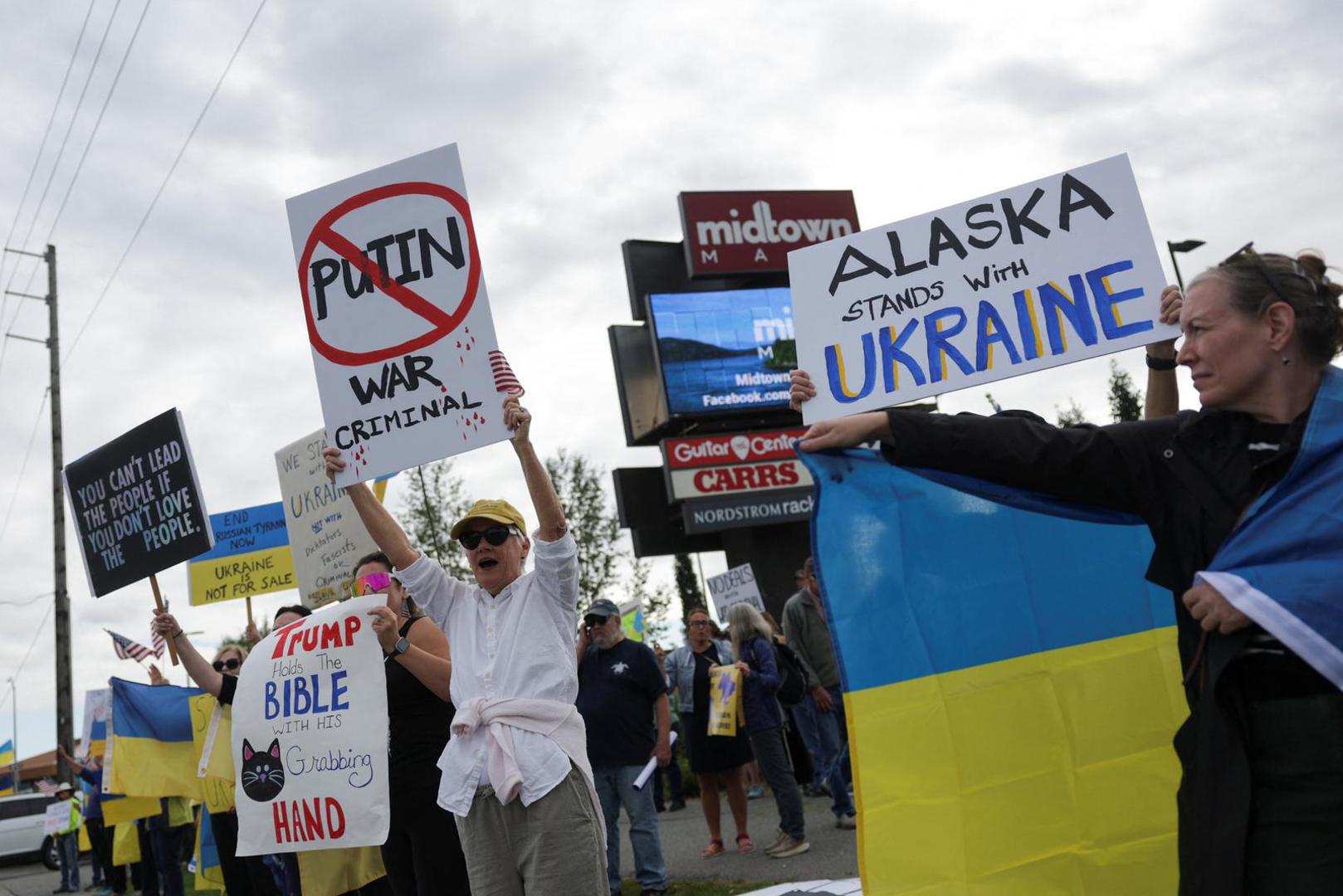 Pro-Ukraine supporters take part in the "Alaska Stands with Ukraine" rally near Seward Highway in Anchorage, Alaska, U.S., August 14, 2025. REUTERS/Jeenah Moon Photo: JEENAH MOON/REUTERS