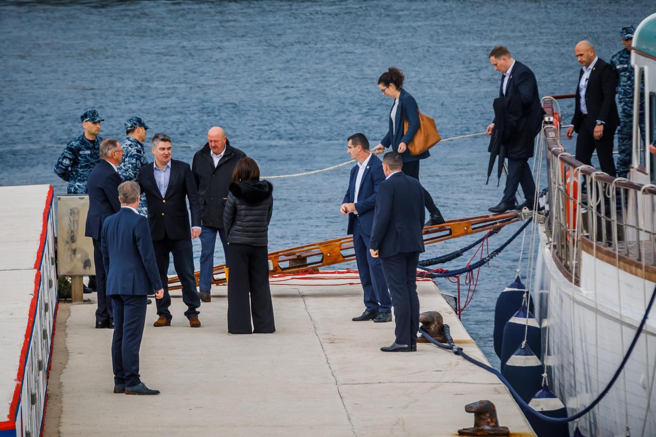 Predsjednik Zoran Milanović na brodu Hrvatske ratne mornarice stigao je na Šoltu 