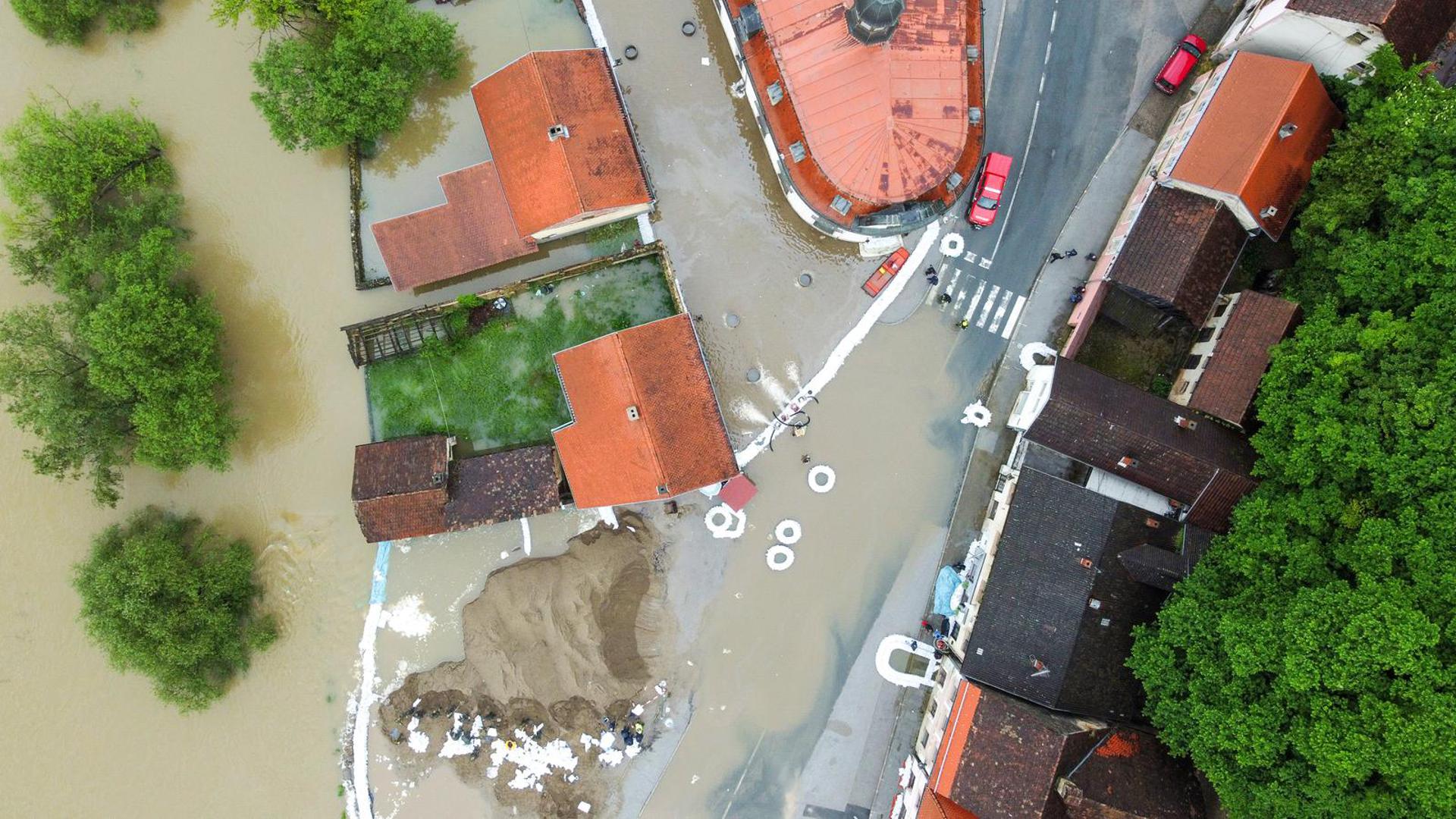 "U Sisačko-moslavačkoj županiji situacija je najteža na području Hrvatske Kostajnice gdje je na terenu 50 vatrogasaca sa 23 pumpe, iz 3 javne vatrogasne postrojbe te 5 DVD-a s područja H. Kostajnice i županije", navodi HVZ.