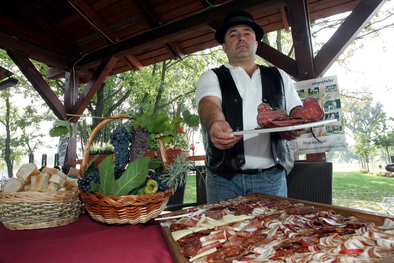 19.09.2008.,Zagreb -  Bundek, Rujan Fest. Prezentacija i proizvodi hrvatskog sela u okviru koje ce biti organizirana prodajna izlozba, degustacije i gastronomska ponuda tradicijskih prehrambenih proizvoda.      Photo: Sanjin Strukic/24sata