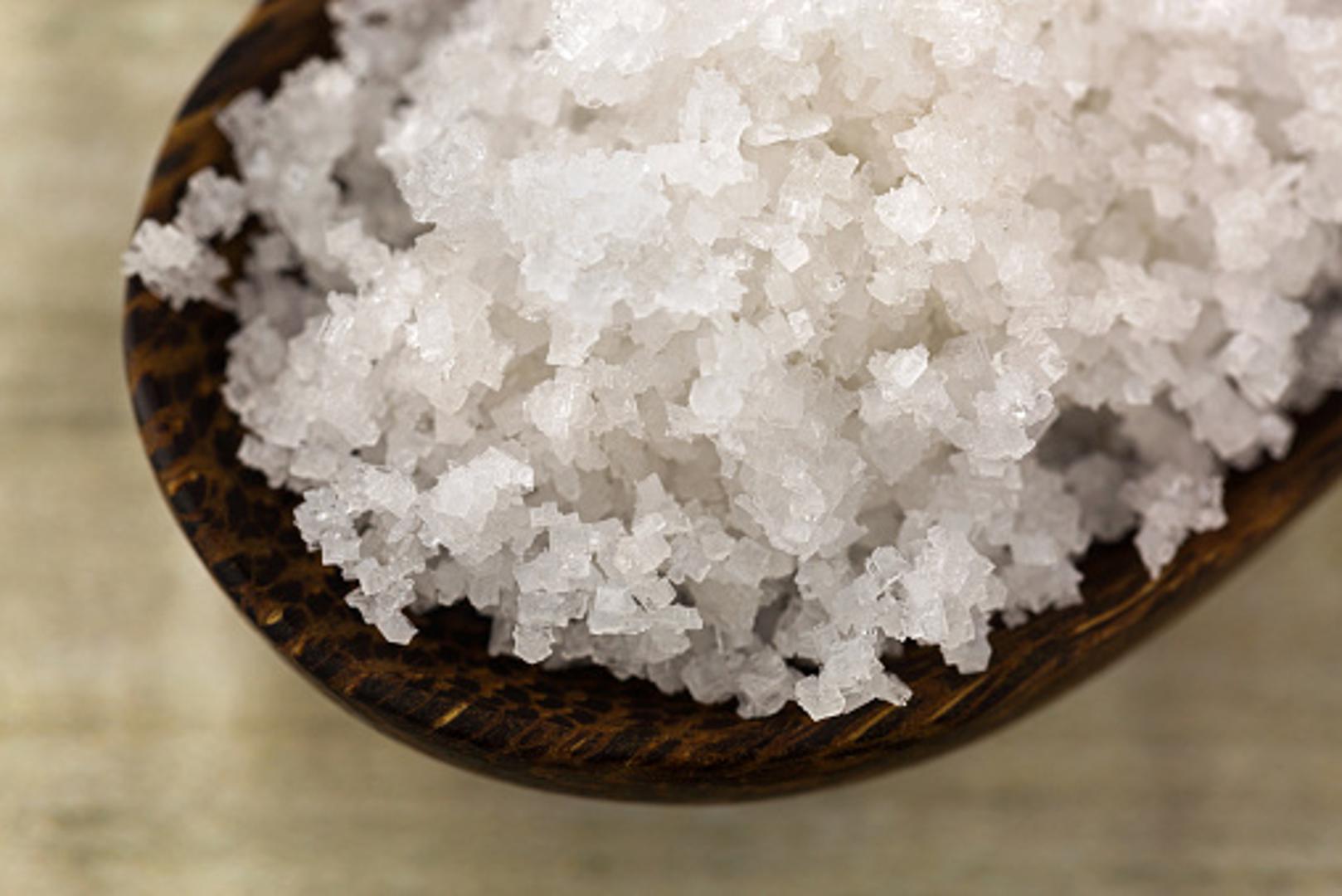 Previše soli prouzročuje i neke zdravstvene probleme, poput visokog krvnog tlaka, ali i glavobolje. 

