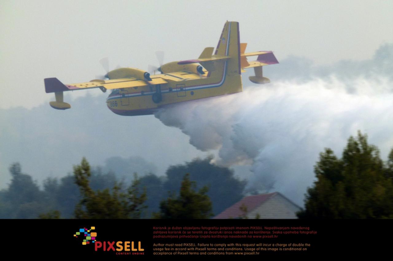 \'15.07.2011., Milna - Jutro nakon burne noci na brackim pozaristima. Kanader u akciji gasenja sume kod Milne. Photo: Ivo Cagalj/PIXSELL\'