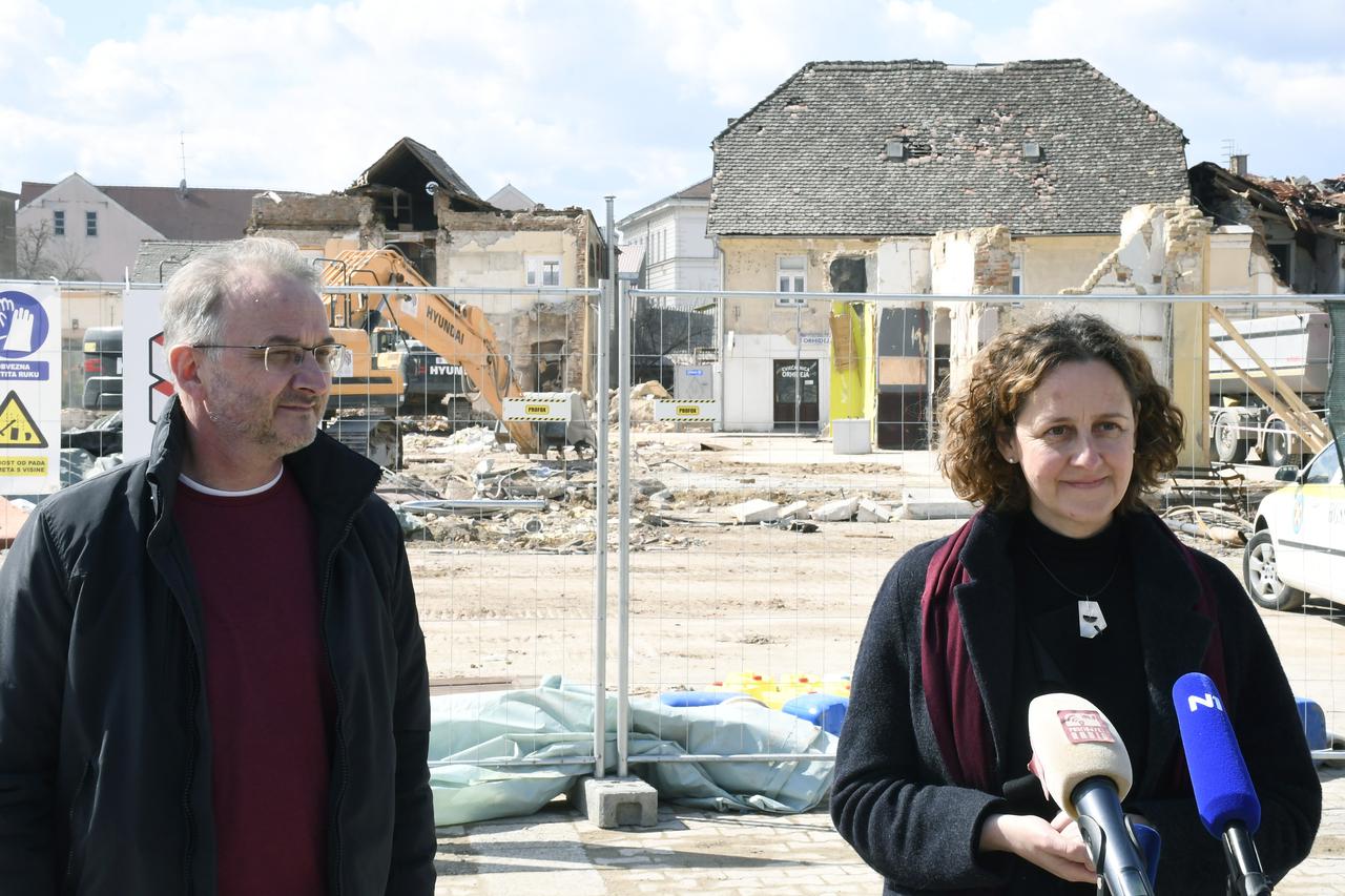 Nina Obuljen Korzinek u Petrinji predstavila je poduzete aktivnosti Ministarstva kulture i medija vezano uz popis i procjenu steta na kulturnoj bastini i najavila provedbu hitnih mjera te pripremu dokumentacije za obnovu zasticenih kulturnih dobara.