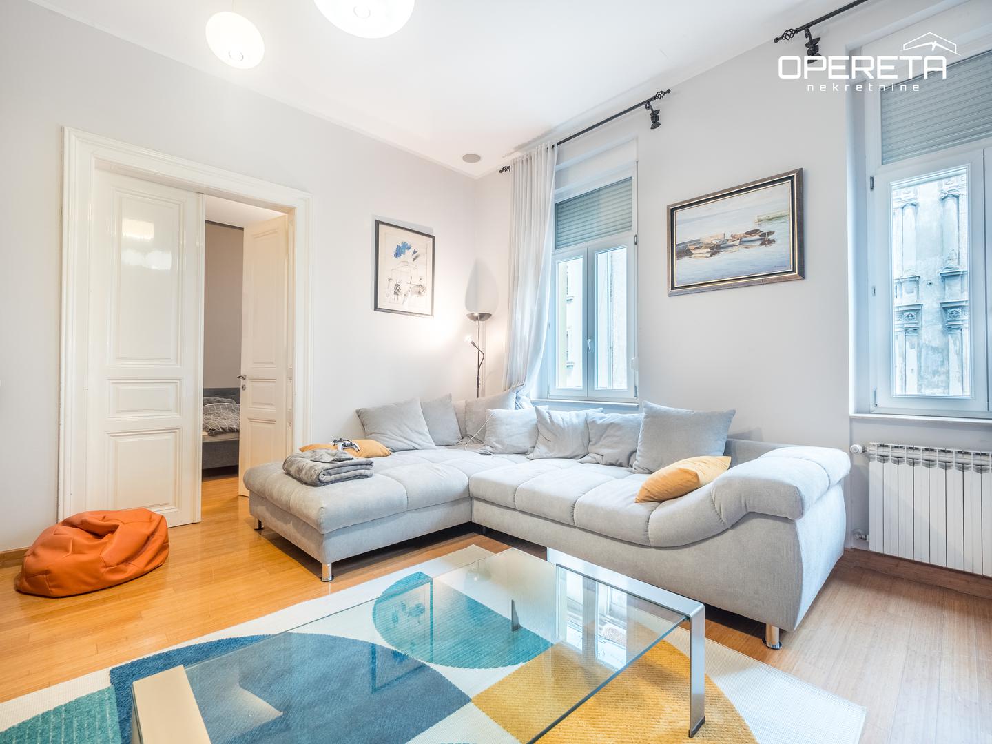 "Vrhunska lokacija na pet minuta šetnje od Zrinjevca, javnog prijevoza, prodavaonica, restorana, kafića i svih ostalih sadržaja
