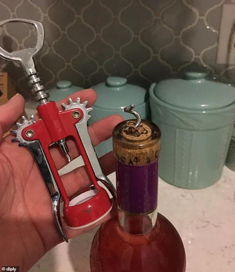 Nakon napornog dana kada se želite opustiti uz čašu omiljenog pića, a otvarač pukne na pola..Upravo to se dogodilo u ovom slučaju