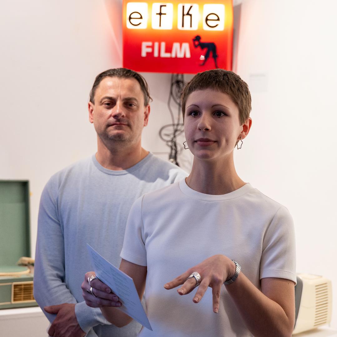 U ime svih autorica izložbe govorila je Ivona Stambolija koja je i sama autorica izložbe te studentica Akademije likovnih umjetnosti. "Izložba je krenula sa svima nama iz različitih mjesta i sa različitim pogledima. Krenuli smo ju raditi pregledavajući predmete iz produkt i grafičkog dizajna i time se osvrnuli na nešto što je nama blisko, a to je smrt analognog. Ono što smo htjeli naglasiti ovom izložbom je mijenjanje analognog u digitalno stavljajući u prvi plan upravo analogne predmete koji su danas često zamijenjeni digitalnim. Nastojale smo naglasiti taj povratak analognom i otpor nas mladih prema digitalnom s obzirom na pojavu umjetne inteligencije i sve veće prisutnosti mobitela u našim životima", objasnila je Stambolija. "Naša ideja je bila stavljanje naglaska na to kako se mi kao mladi okrećemo nečemu što je bilo prije našeg vremena. Time ističemo sve ono što je bilo prije nas i prikazujemo otpor prema novome, ne na negativan način, već na jedan kritičan način razmišljajući o otme što mi konzumiramo", zaključila je