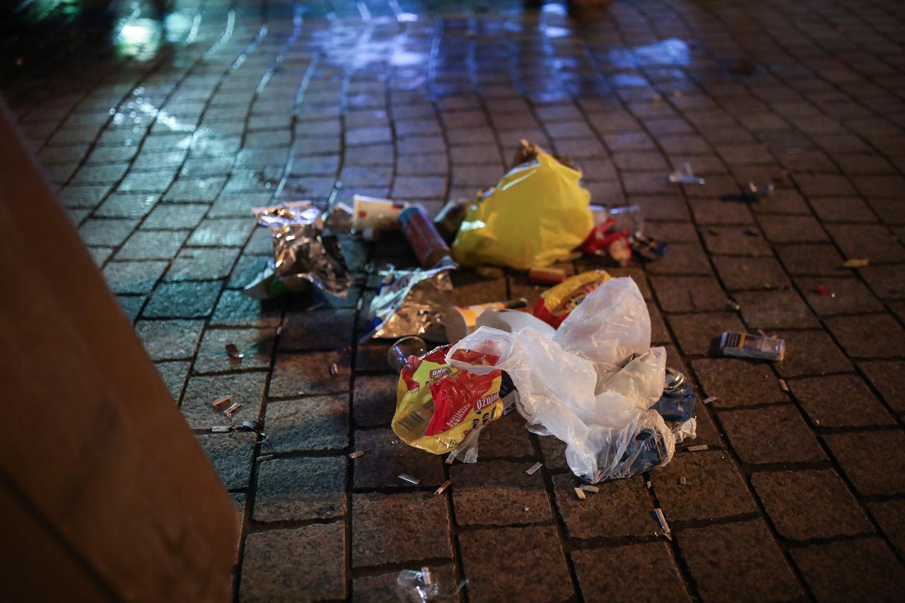 Zagreb: Smeće na Europskom trgu nakon što je završio prijenos Eurosonga