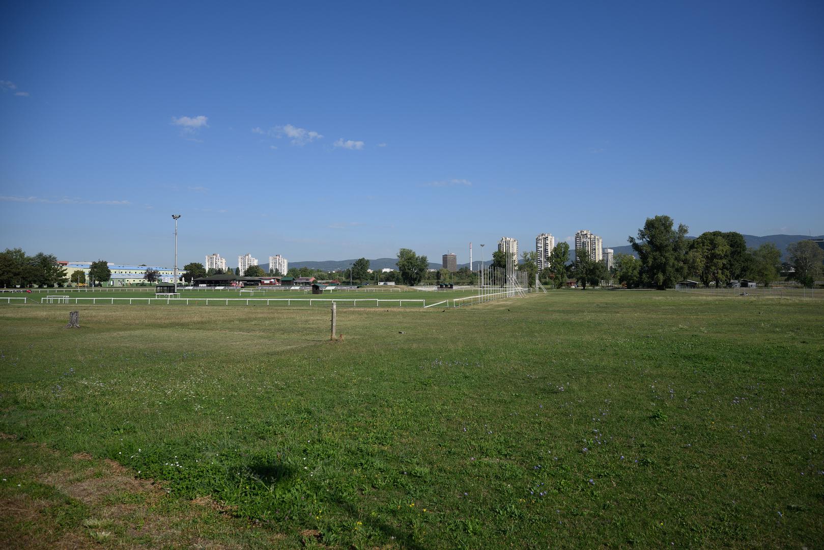 Tek nakon zaprimanja i detaljne analize tog izvješća moći će se govoriti o konkretnom stanju površina, uključujući travnate dijelove i druge elemente prostora, napominju.