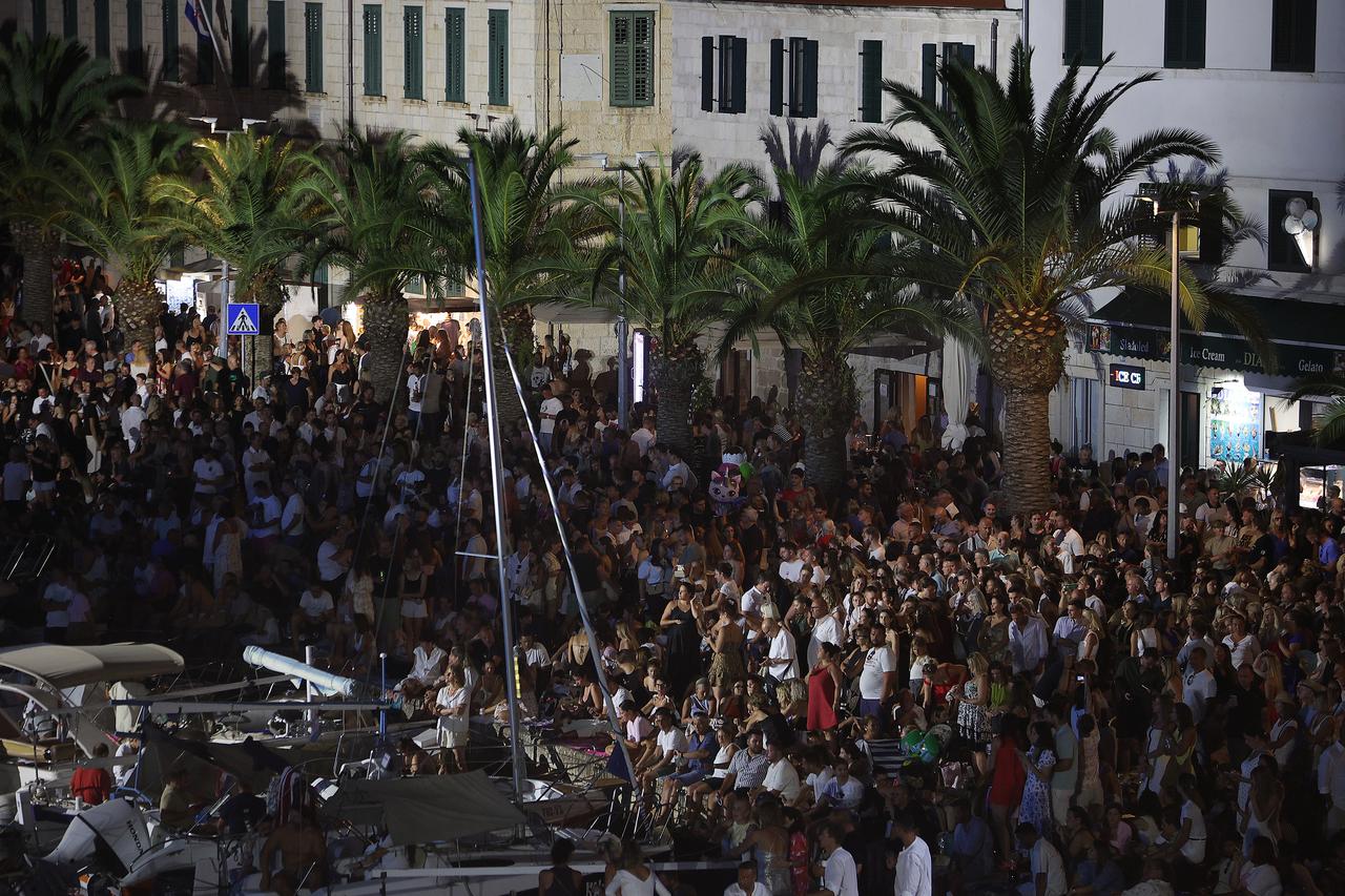 Vela Luka: Održan koncert "Trag u beskraju" posvećen Oliveru Dragojeviću