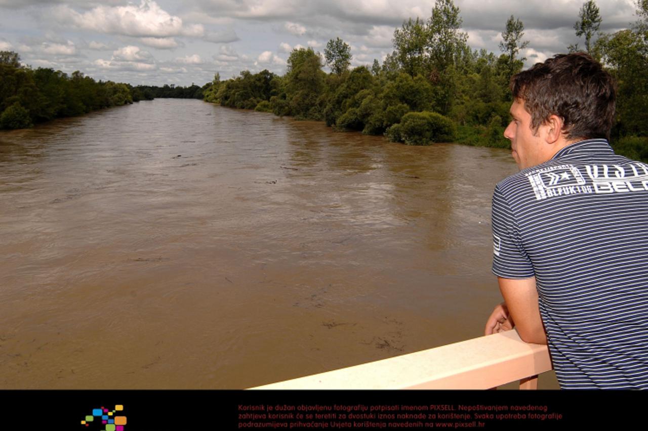 \'25.06.2009., Sveti Martin na Muri - U Murskom Srediscu u tijeku su pripreme za obranu od nabujale Mure. Vatogasci i policija su u stanju pripravnosti. U Svetom Martinu na Muri zatvoren je granicni p