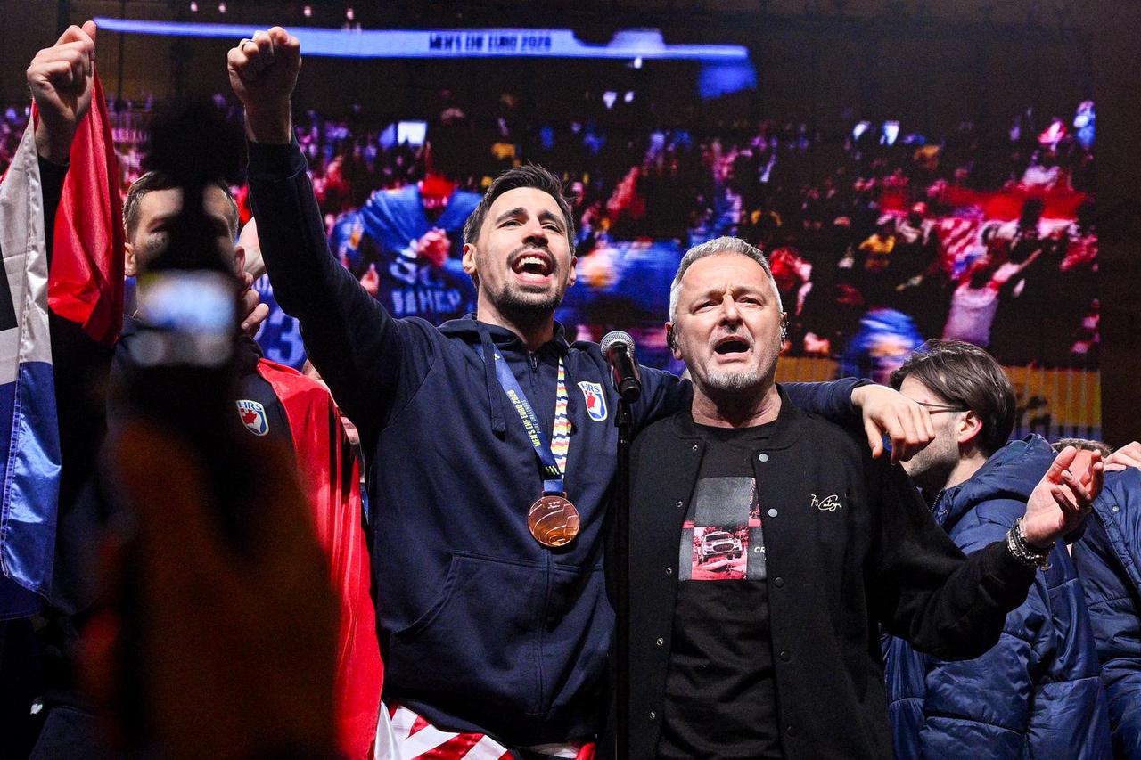 Zagreb: Thompson i brončani rukometaši zapjevali na glavnom gradskom Trgu